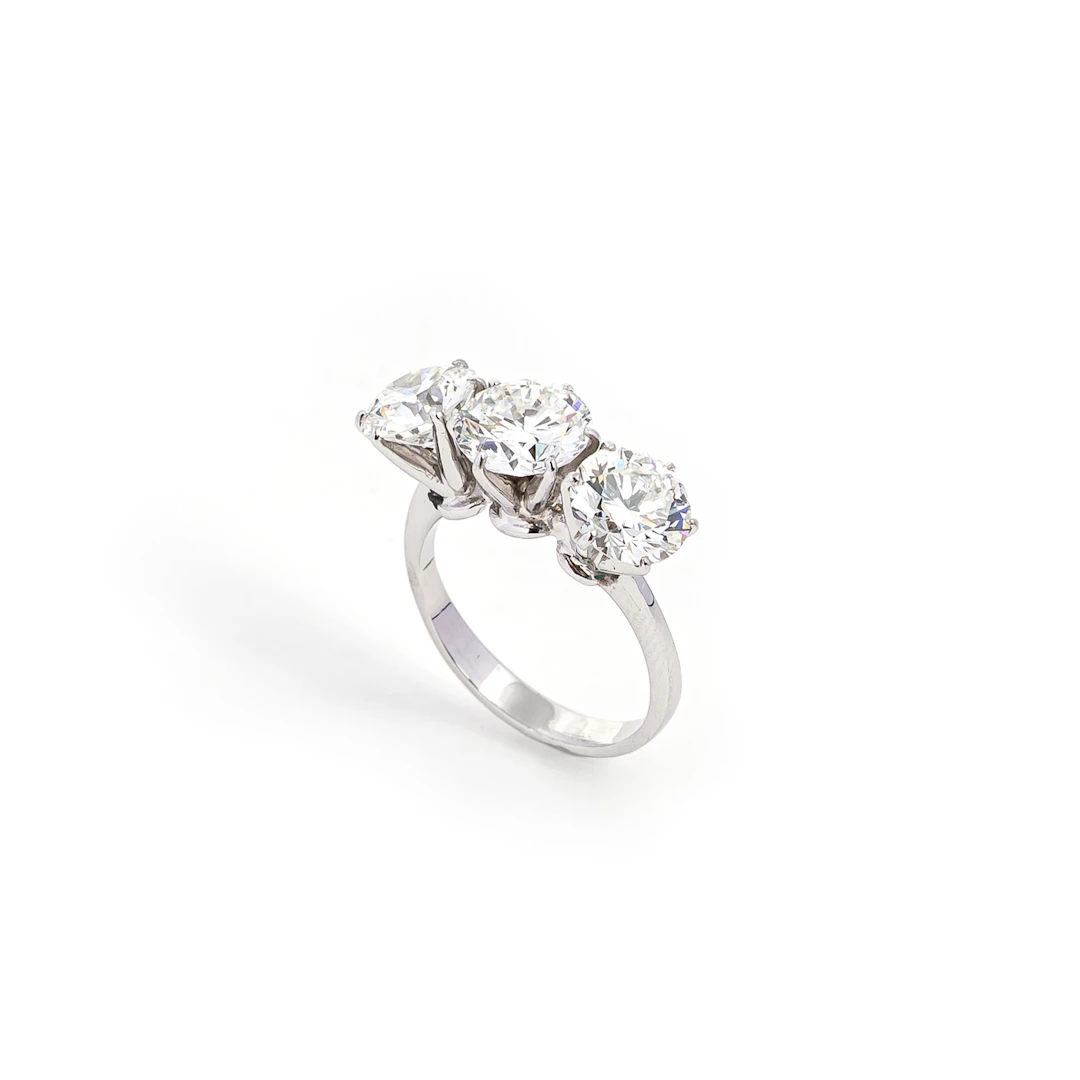 Anello trilogy con Diamanti. Oro bianco 18kt, diamanti taglio brillante