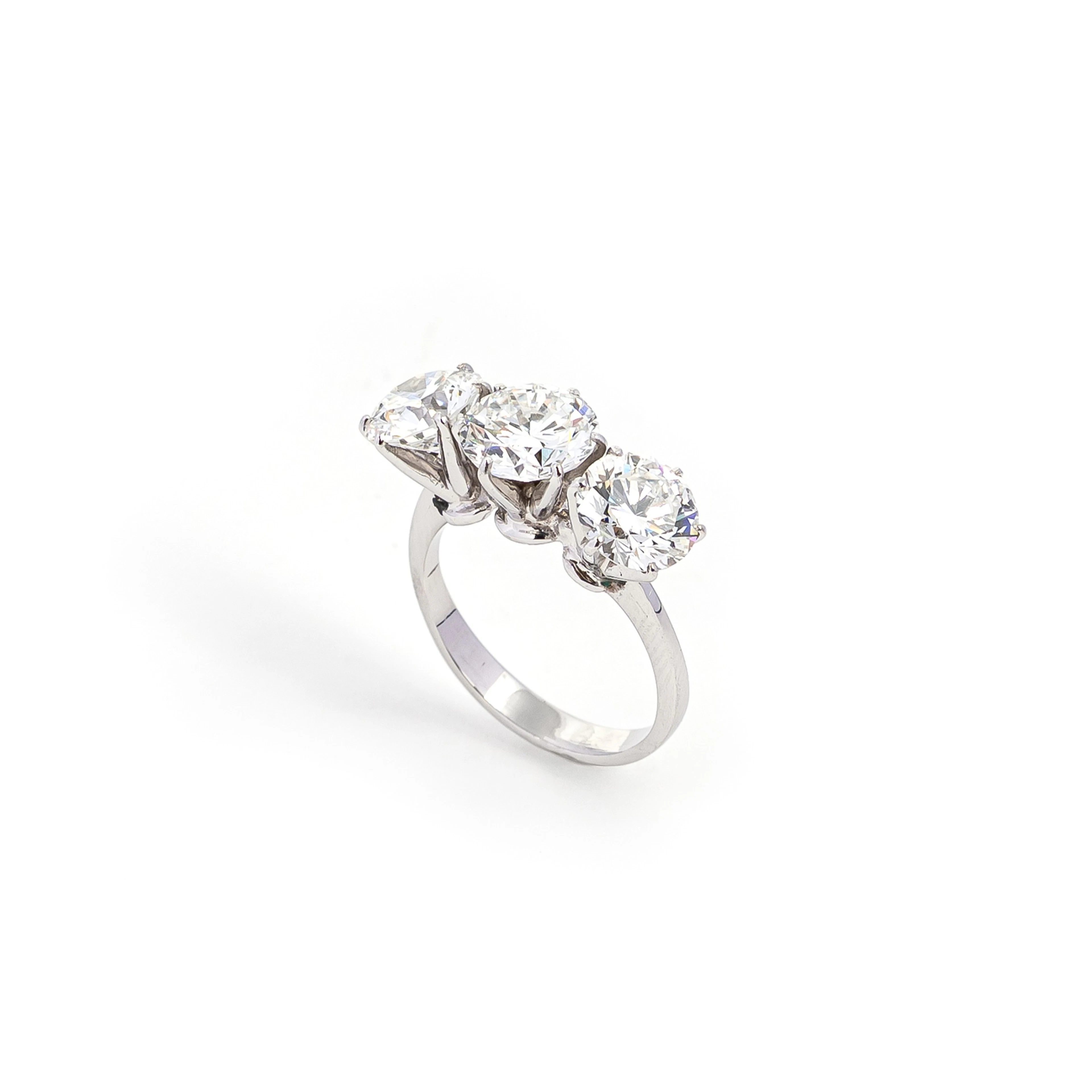 Anello trilogy con Diamanti. Oro bianco 18kt, diamanti taglio brillante