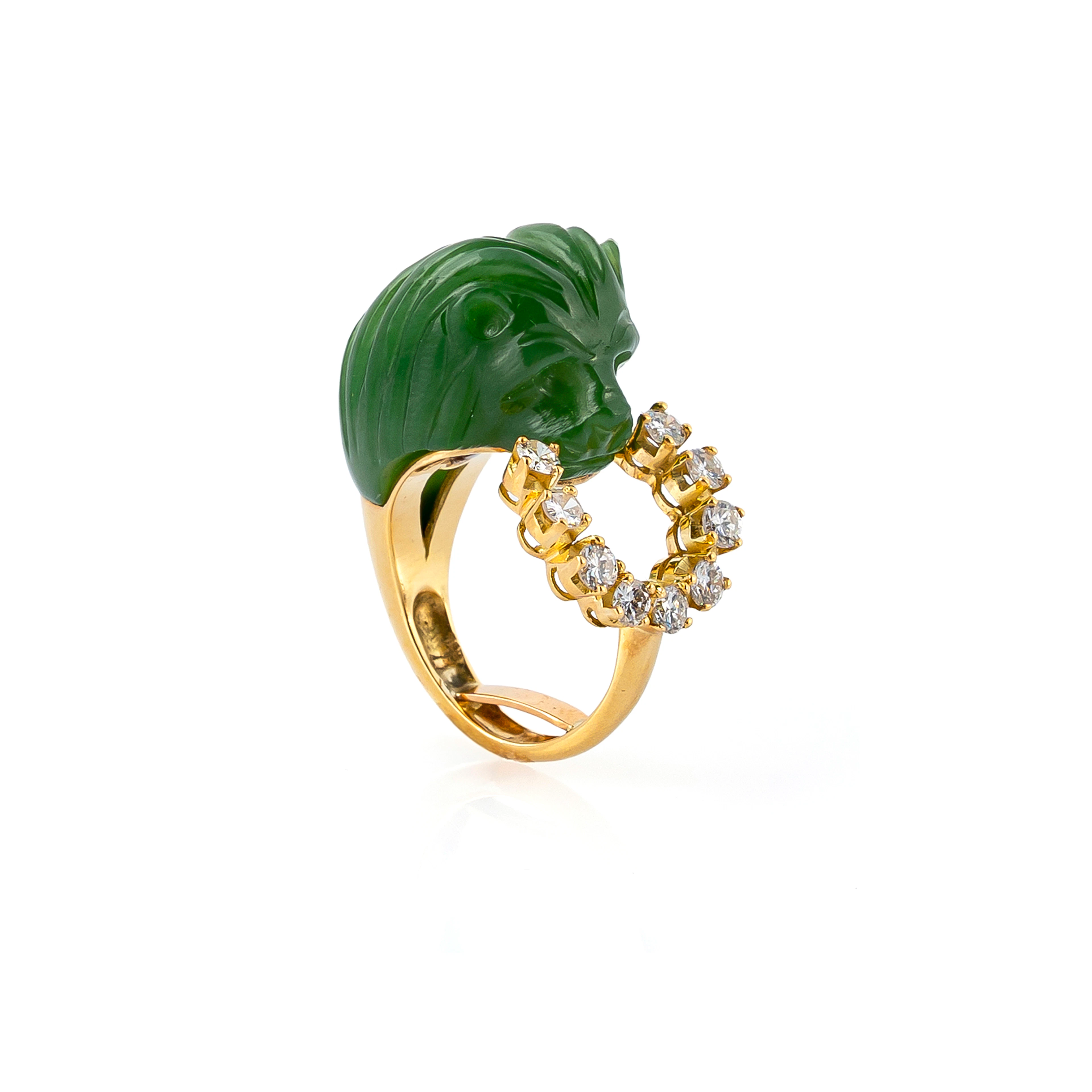 Anello con lavorazione a forma di Leone in Giada e Diamanti. Oro giallo