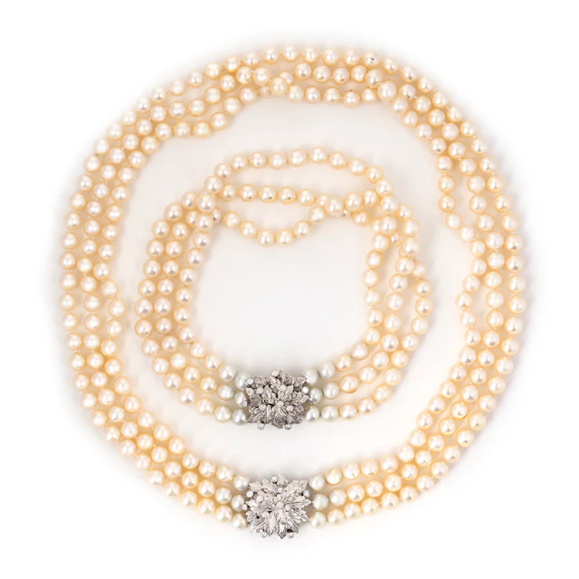 Due collane di Perle. Una lunga collana a tre fili di perle con fermezza