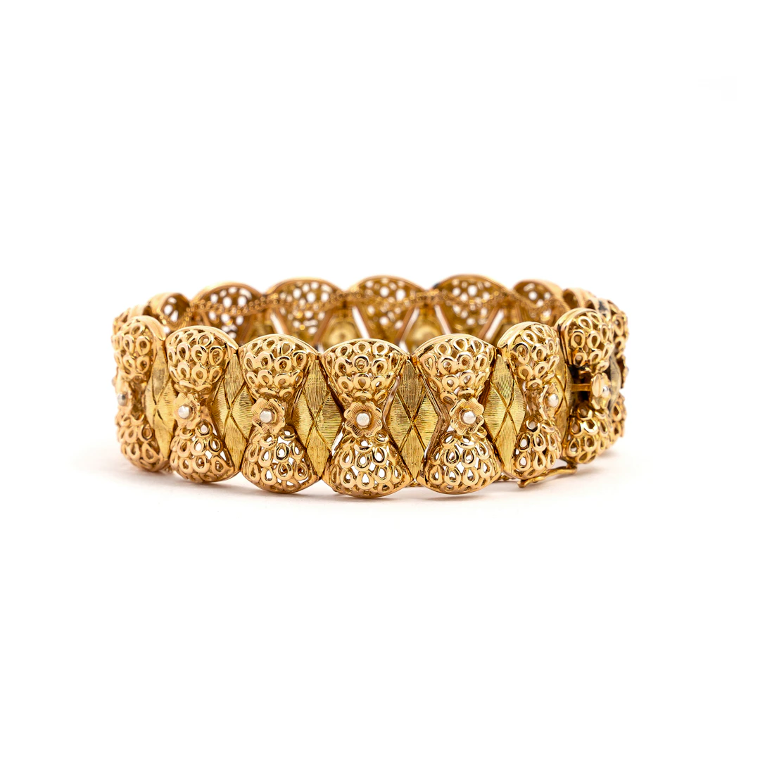 Bracciale a fascia con maglie lavorate e traforate. Oro giallo 18kt