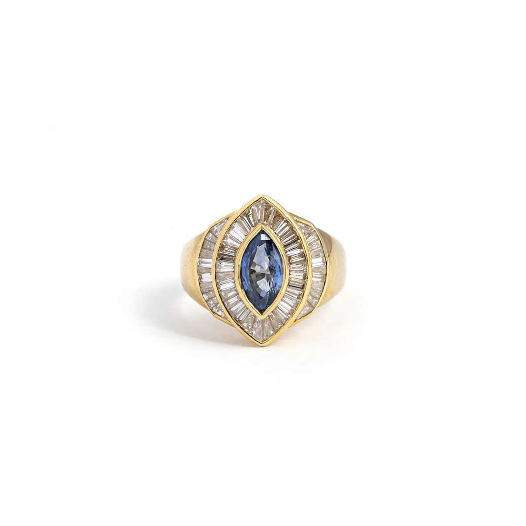 Anello con Zaffiro e Diamanti. Oro giallo 18kt, zaffiro taglio marquise