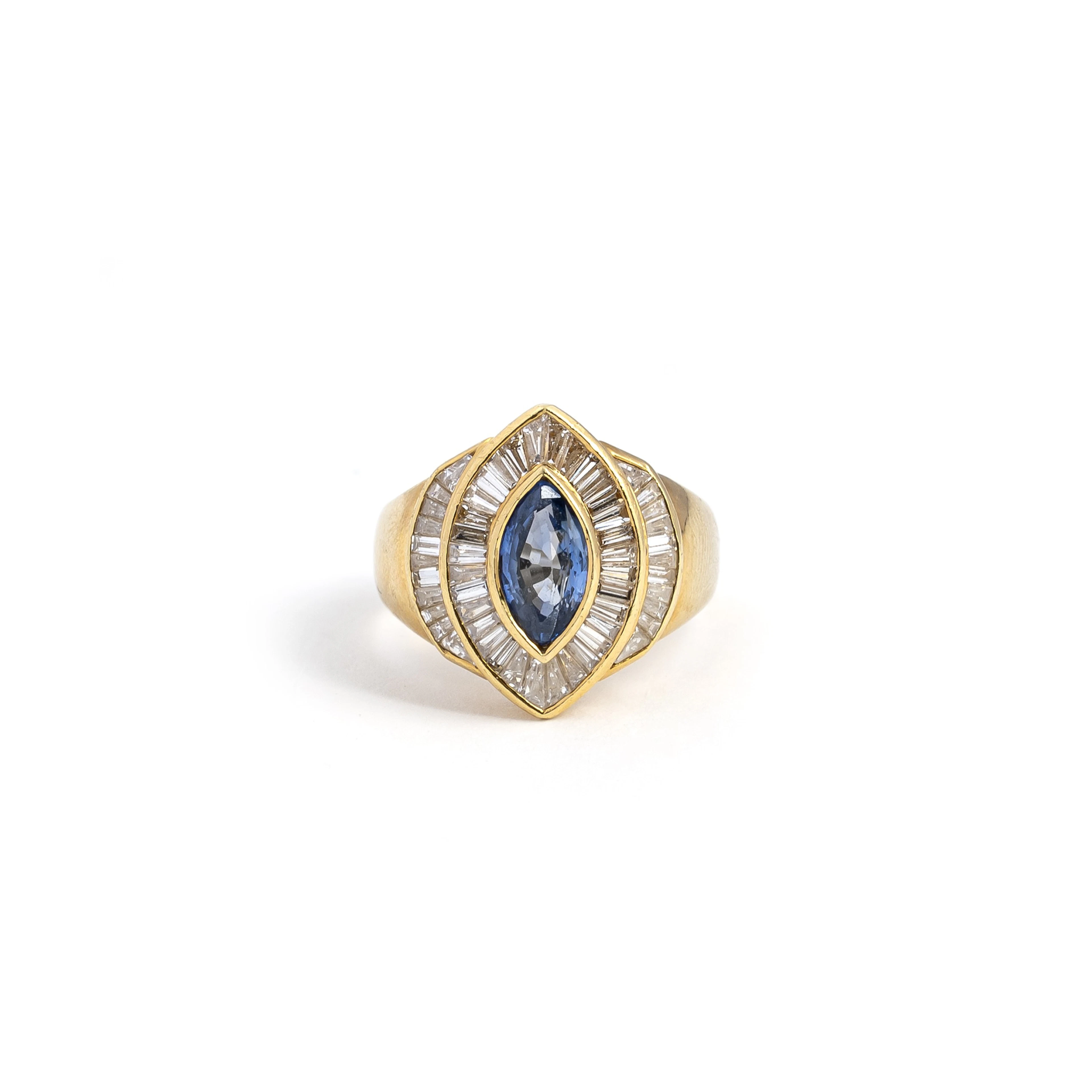 Anello con Zaffiro e Diamanti. Oro giallo 18kt, zaffiro taglio marquise