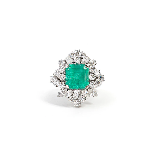 Anello con Smeraldo Colombia. Platino, smeraldo di 5.50 ct, moderate
