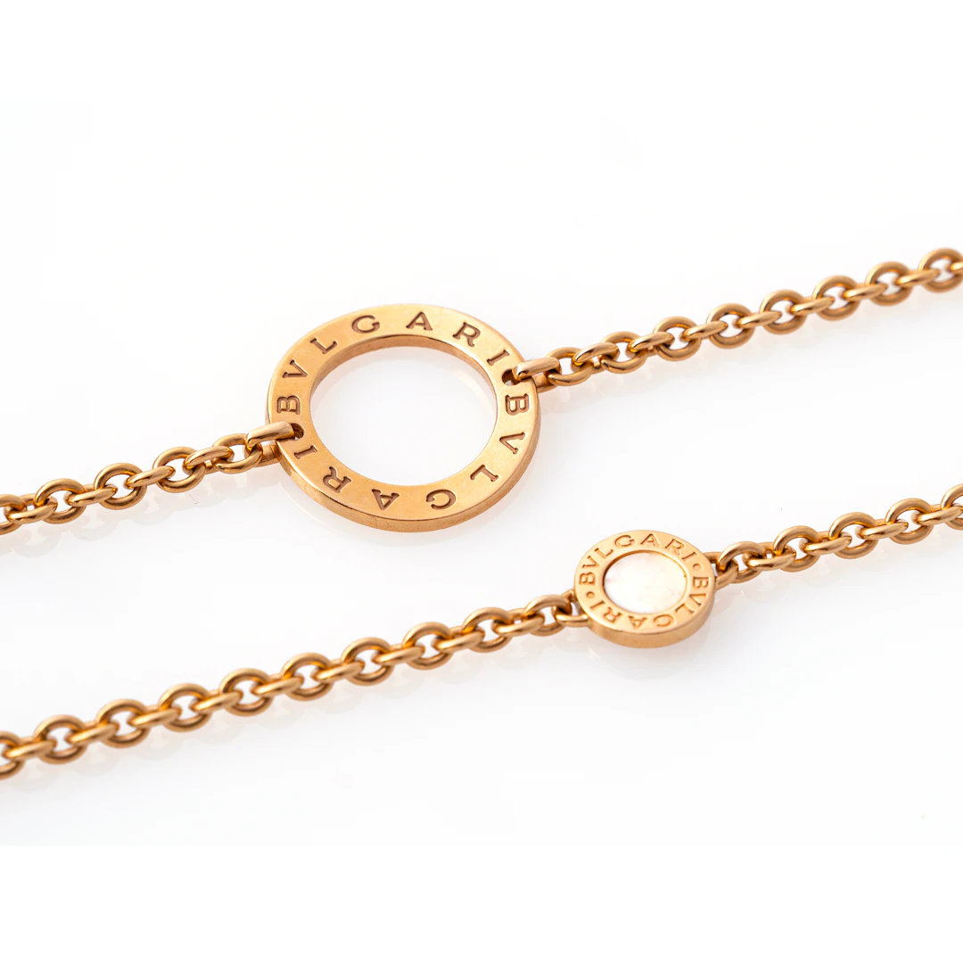 BULGARI, sautoir con Madreperla. Oro giallo 18kt. Lunghezza 92 cm. Peso 61,7 gr