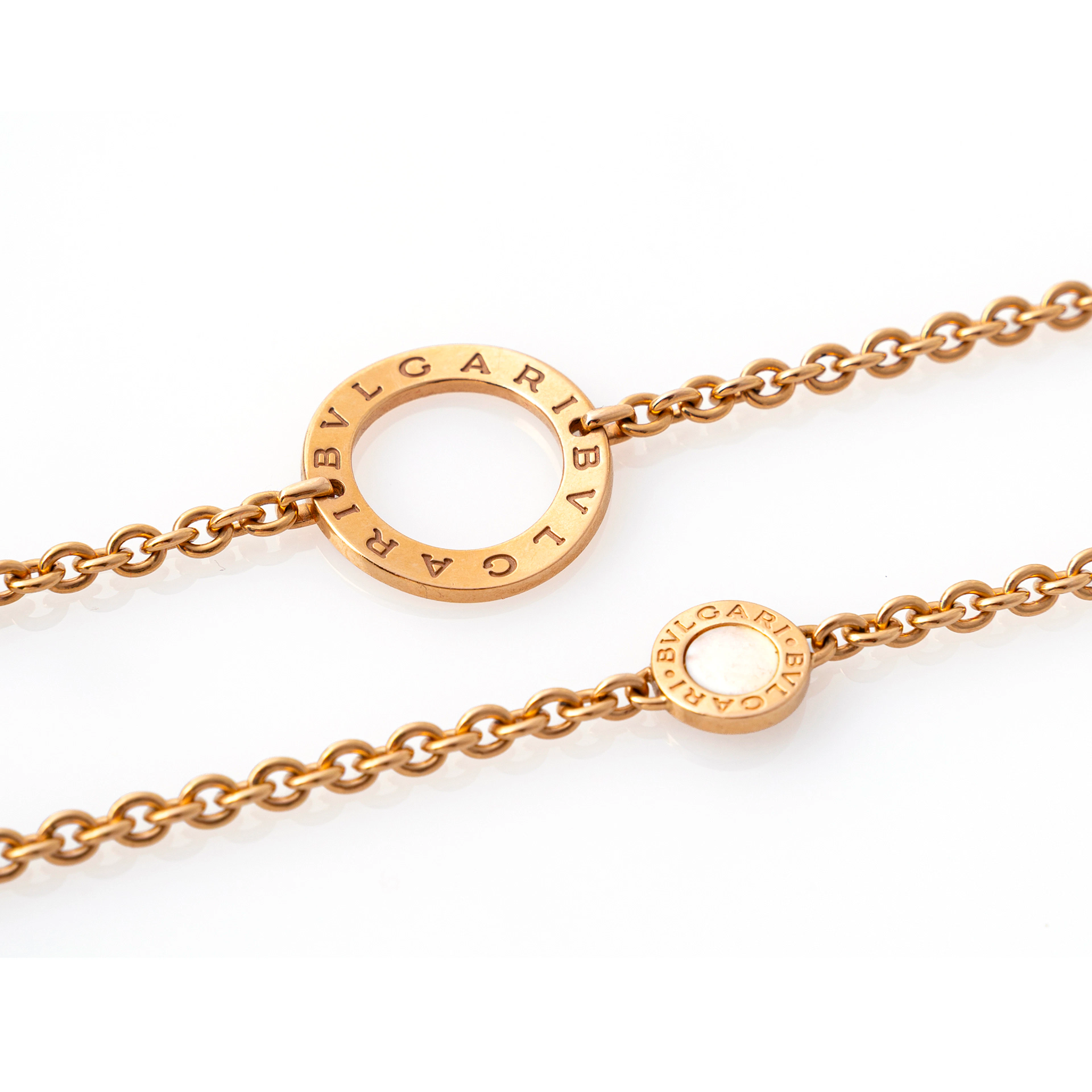 BULGARI, sautoir con Madreperla. Oro giallo 18kt. Lunghezza 92 cm. Peso 61,7 gr