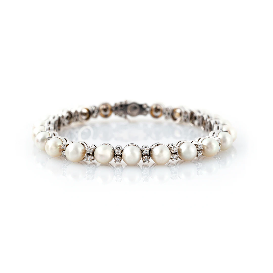 Bracciale con Perle Akoya e Diamanti. Oro bianco 18kt, 22 perle, diamanti