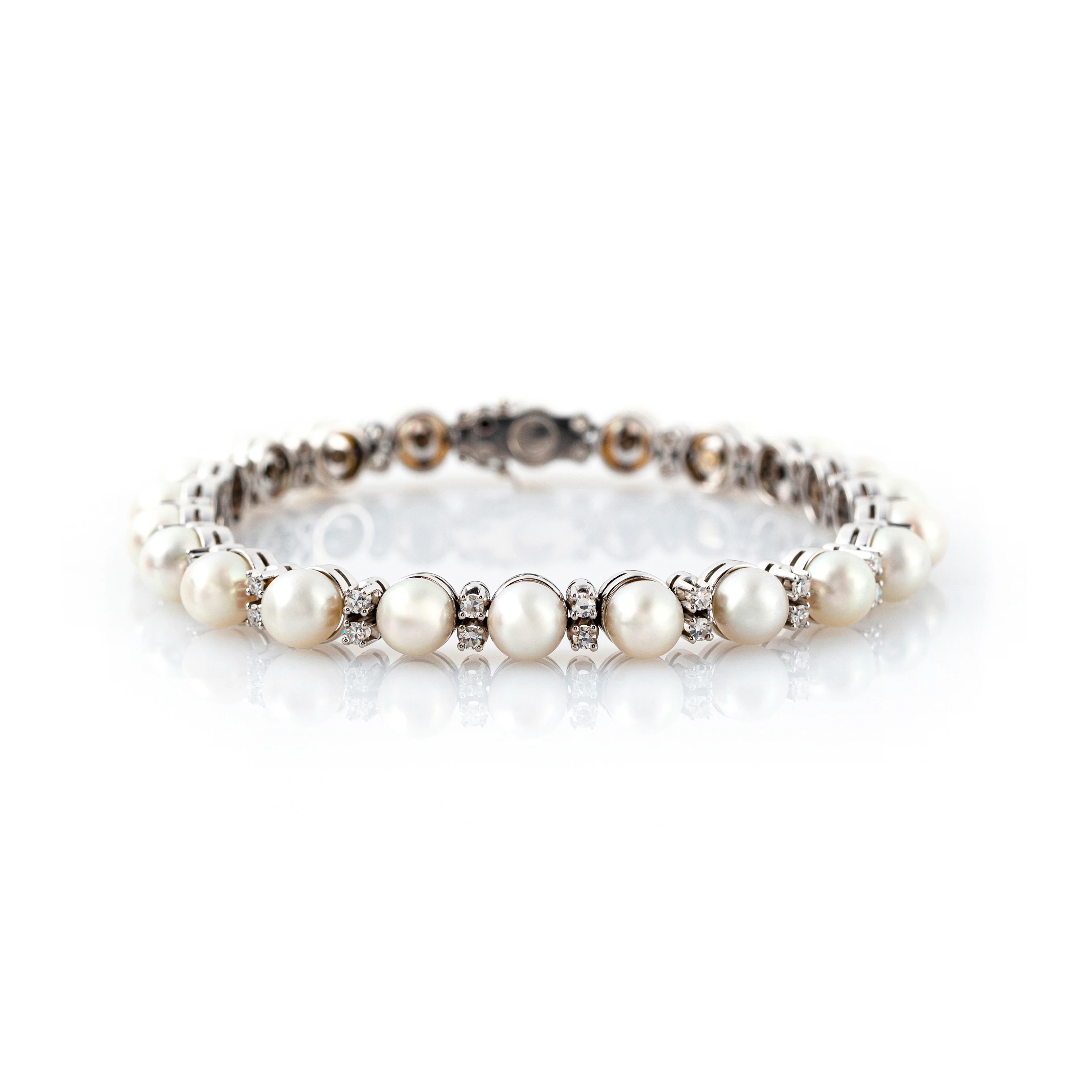 Bracciale con Perle Akoya e Diamanti. Oro bianco 18kt, 22 perle, diamanti