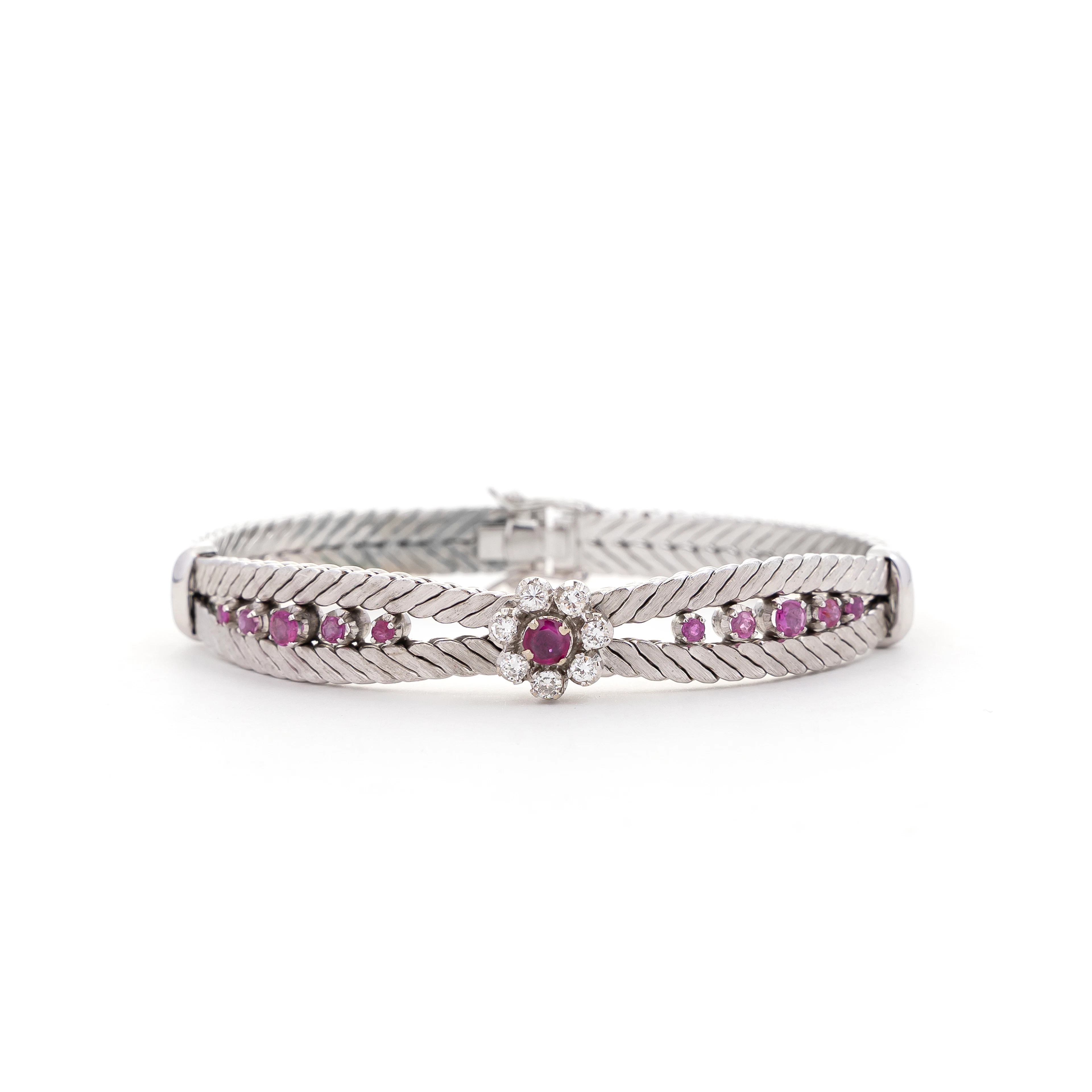 Bracciale con Rubini e Diamanti. Platino. Lunghezza 19 cm. Peso 36,03 gr