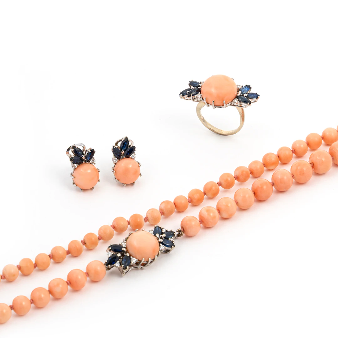 Parure in Corallo Pelle d'Angelo, Zaffiri e Diamanti. Collana con