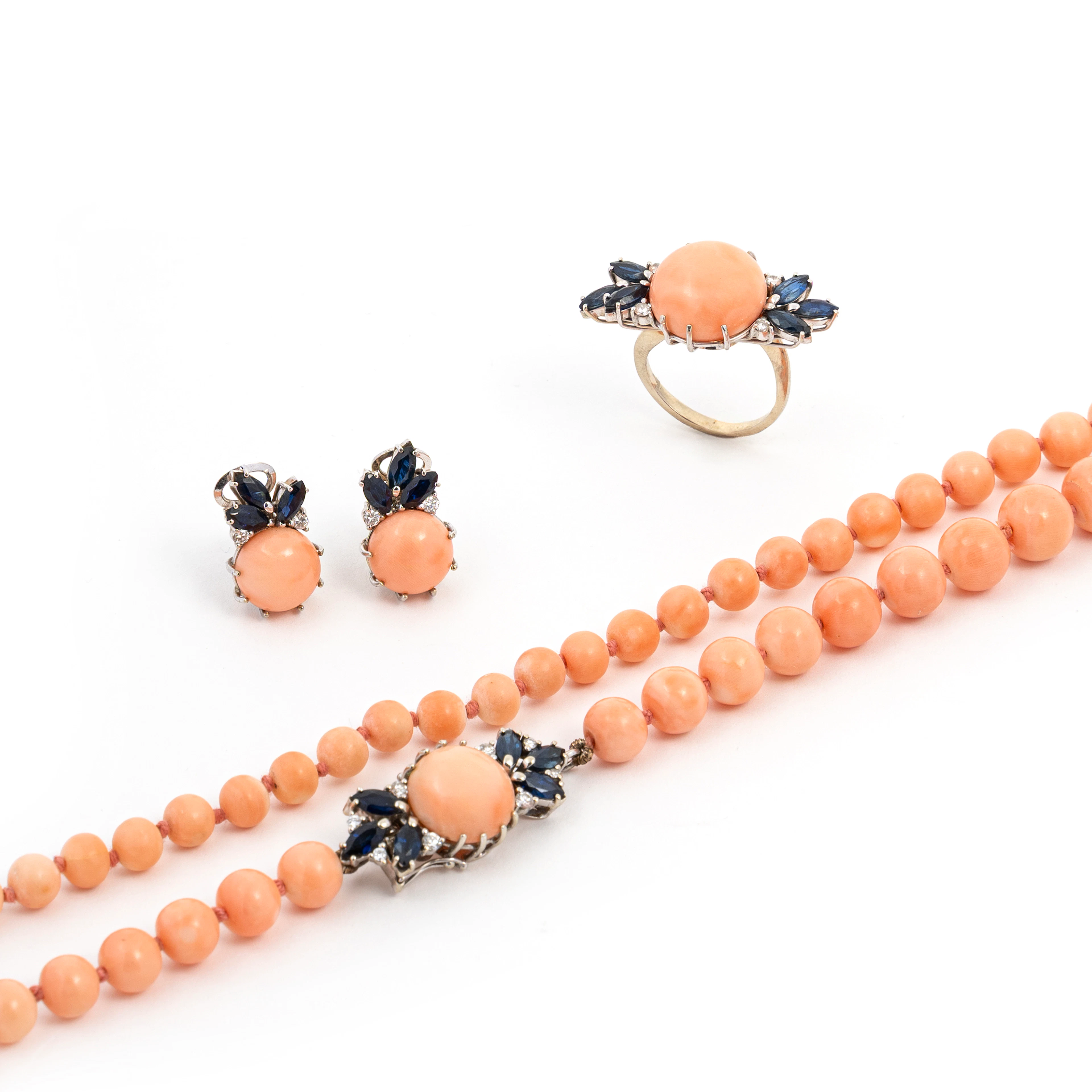 Parure in Corallo Pelle d'Angelo, Zaffiri e Diamanti. Collana con