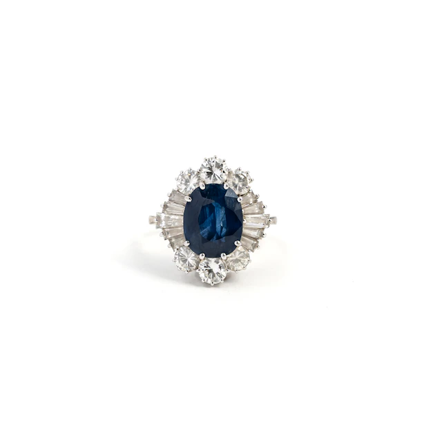 Anello con Zaffiro e Diamanti. Oro bianco 18kt, zaffiro di 5.00 ct