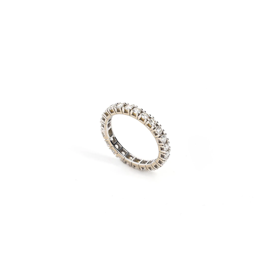 Anello eternity con Diamanti. Oro bianco 18kt, diamanti di 0.70 ct