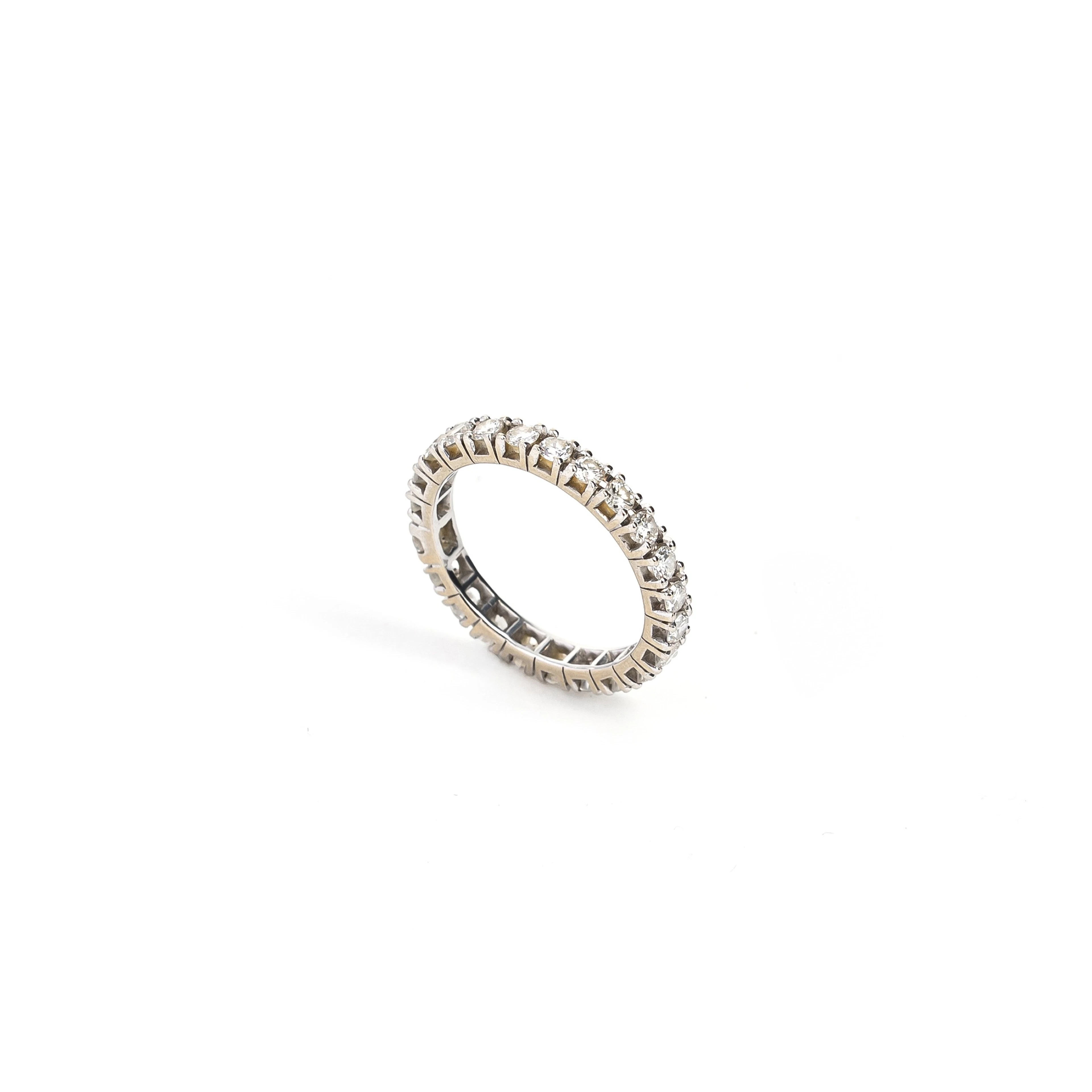 Anello eternity con Diamanti. Oro bianco 18kt, diamanti di 0.70 ct