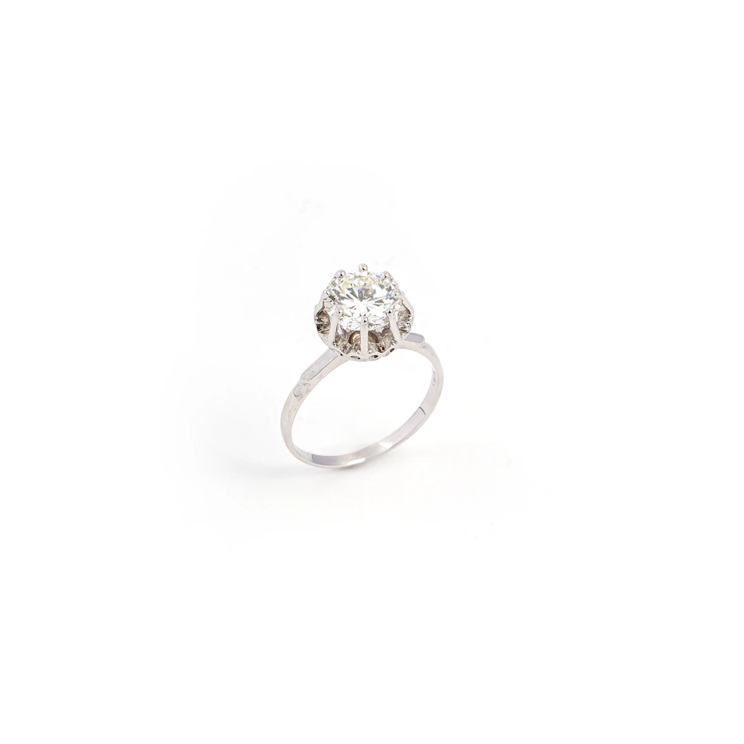 Anello solitario con Diamante. Oro bianco 18kt, diamante taglio brillante