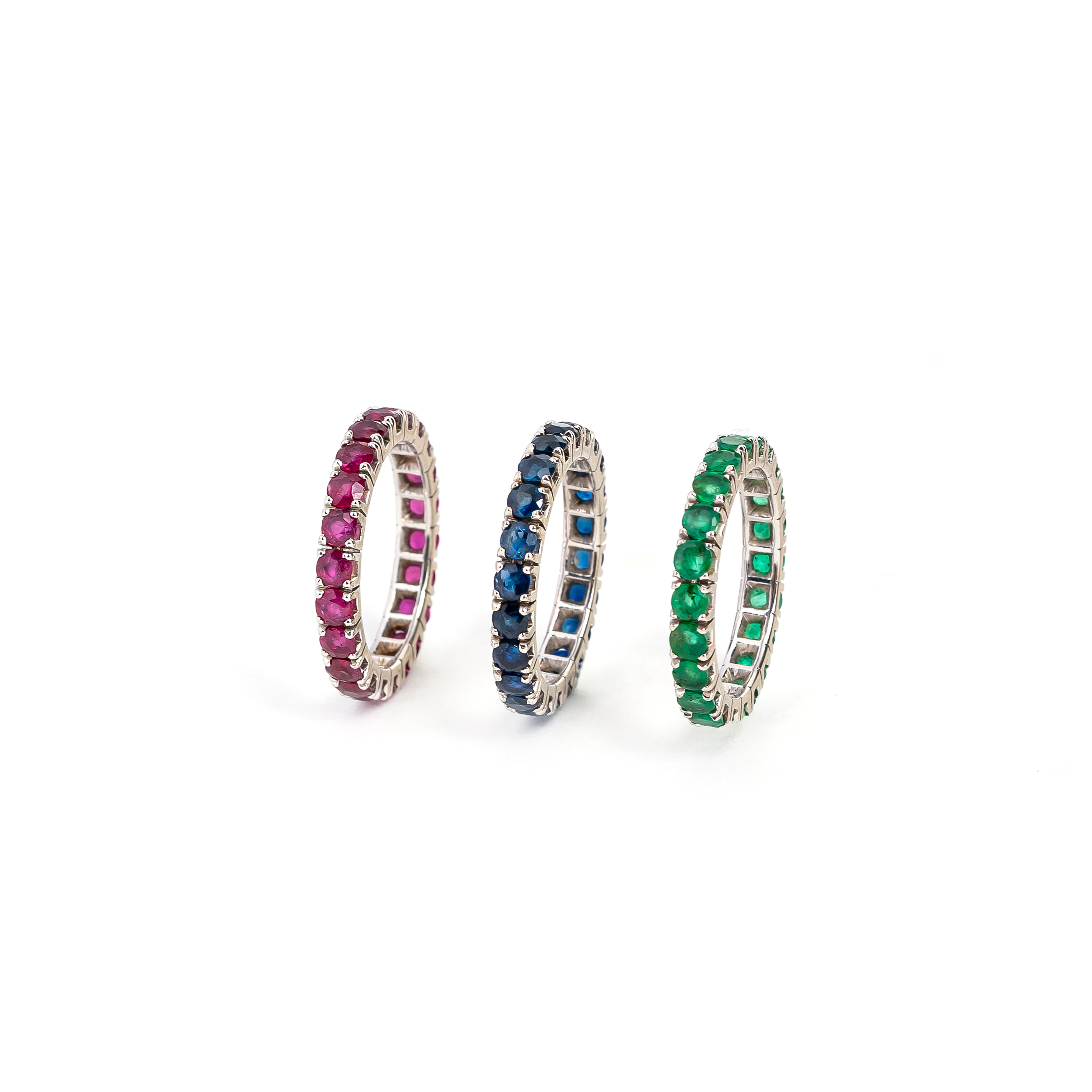 Tre anelli eternity con Zaffiri, Smeraldi e Rubini. Oro bianco 18kt.