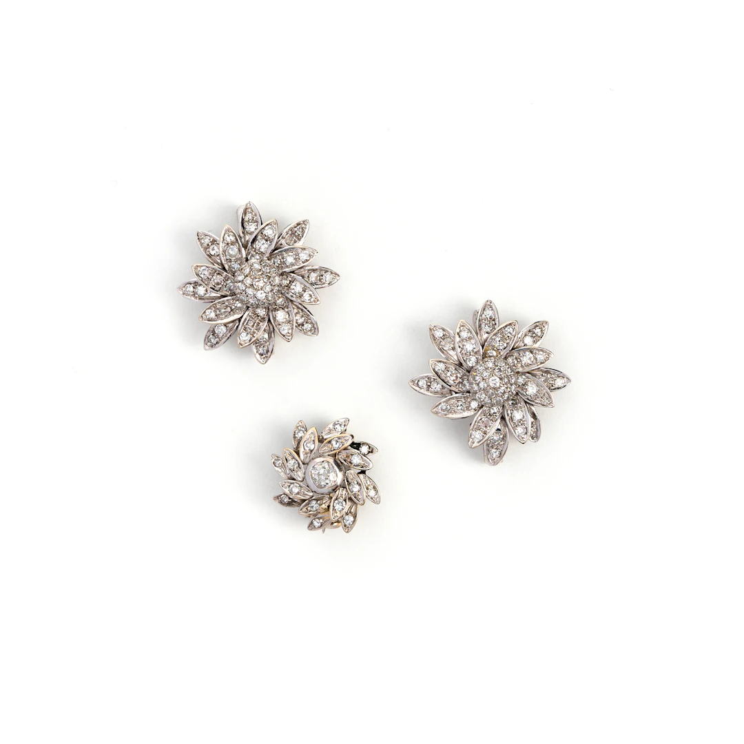 Tre piccole spille a forma di Fiore con Diamanti. Oro bianco 18kt