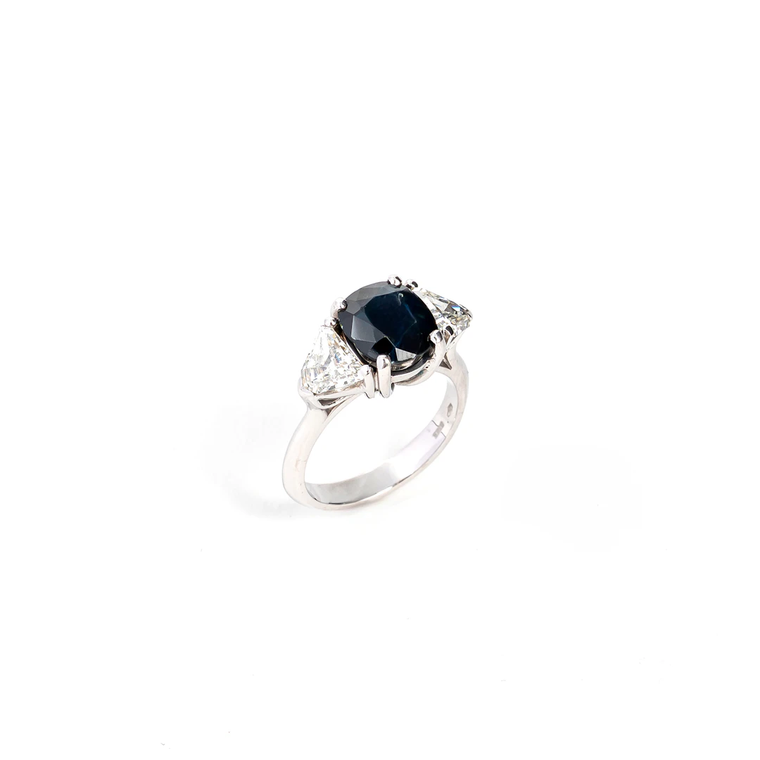 Anello con Zaffiro e Diamanti. Oro bianco 18kt, zaffiro taglio cuscino