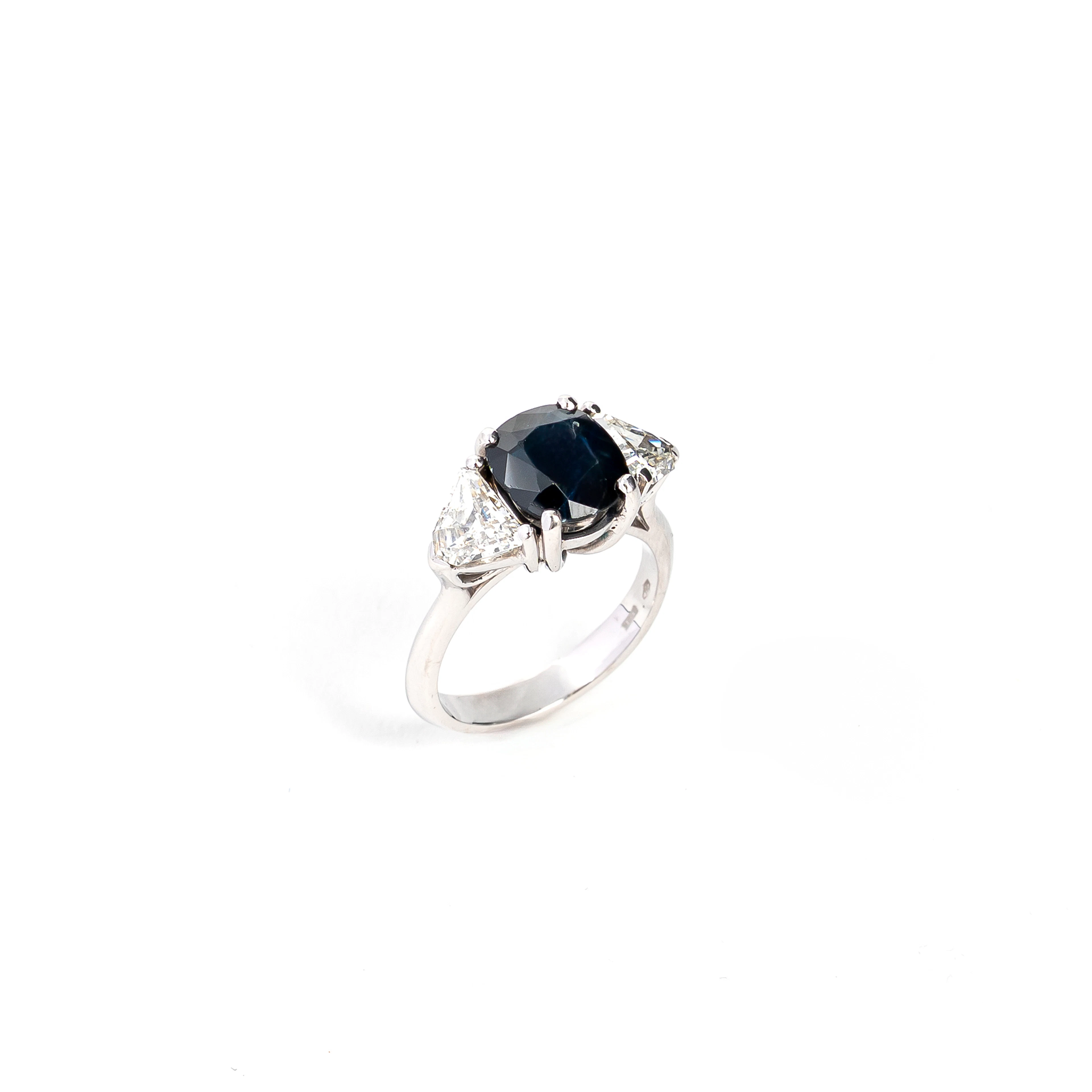 Anello con Zaffiro e Diamanti. Oro bianco 18kt, zaffiro taglio cuscino