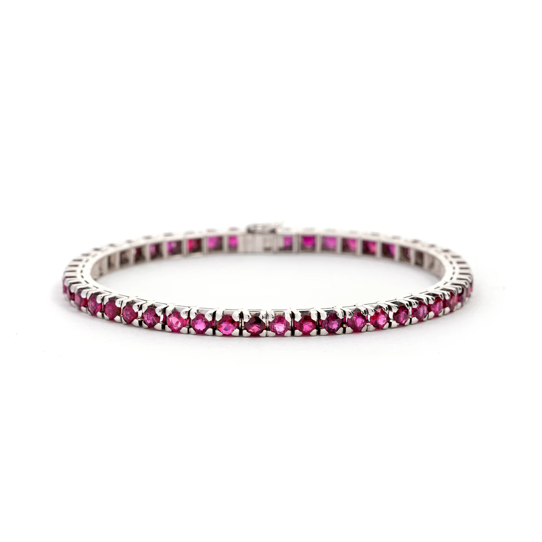 Bracciale tennis con Rubini. Oro bianco 18kt, rubini di 5.00 ct circa.