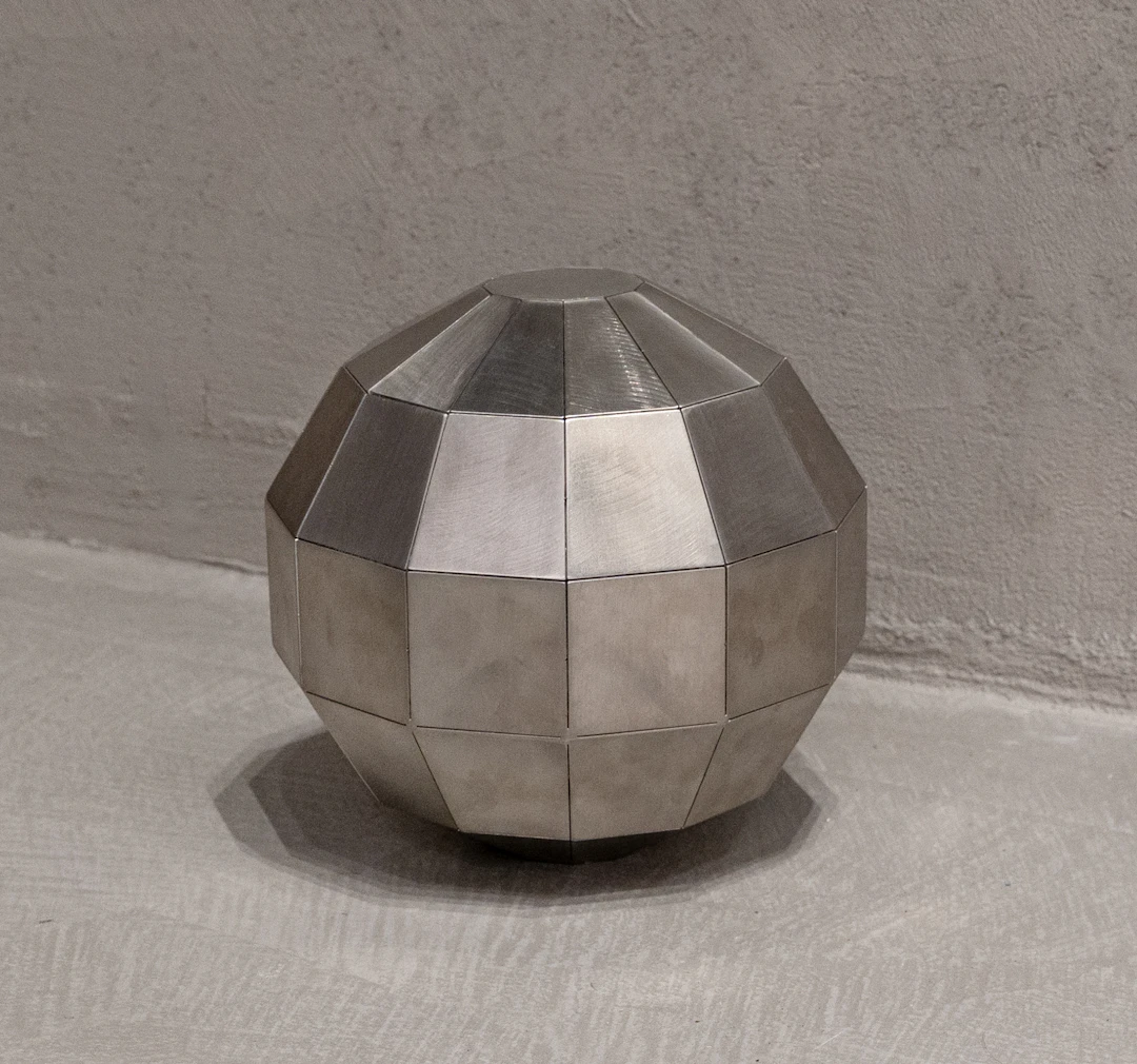FUKUSHI ITO (1952) Senza titolo Scultura in acciaio Diametro: 22 cm