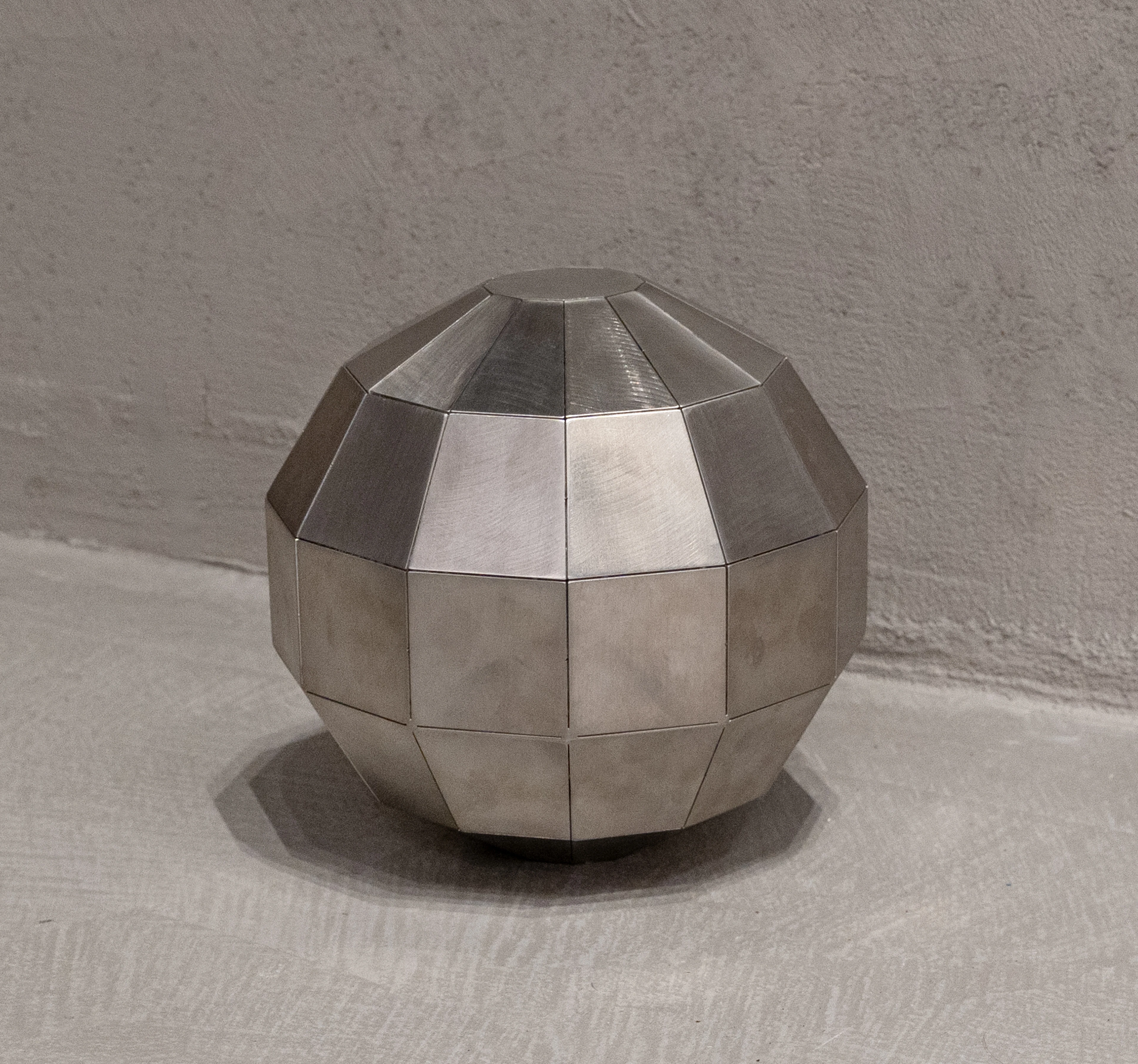 FUKUSHI ITO (1952) Senza titolo Scultura in acciaio Diametro: 22 cm