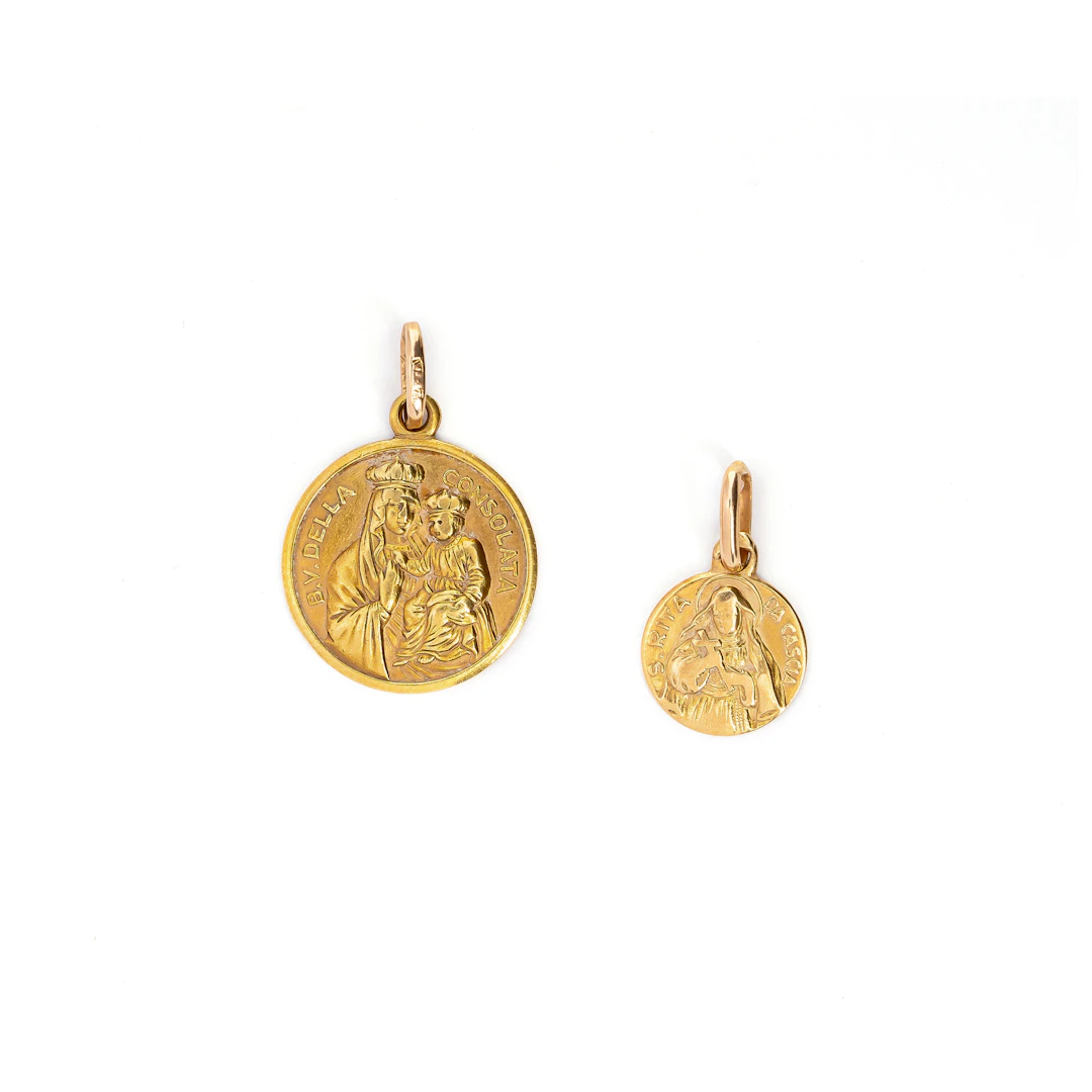 Due medagliette in oro. Oro giallo 18kt. Peso 3,23 gr. Il ricavato