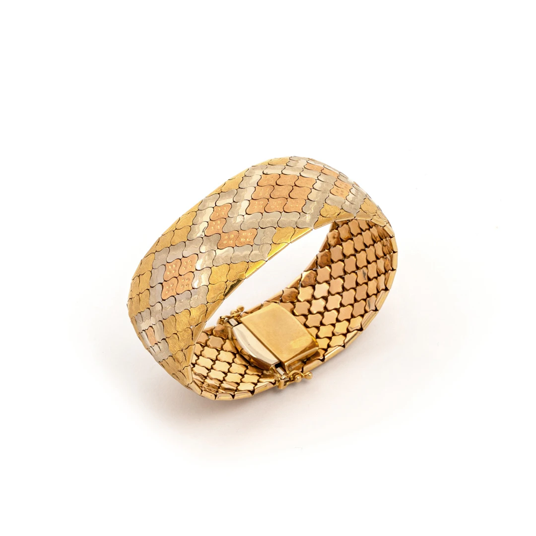 Bracciale a fascia semirigido. Oro tricolore 18kt, maglie satinate