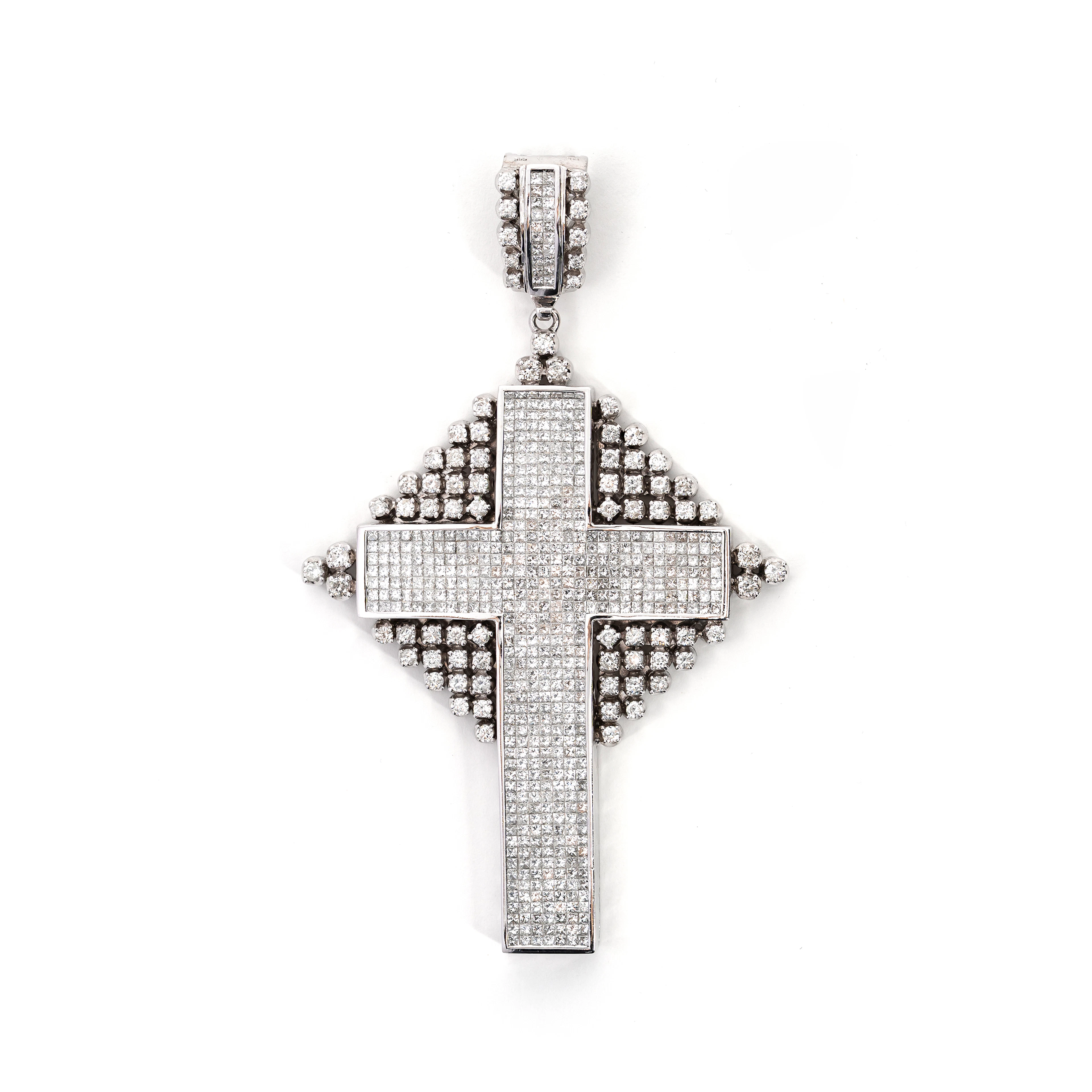 Pendente a forma di Croce con Diamanti di 21.50 ct. Oro bianco 14kt