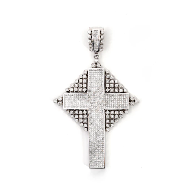 Pendente a forma di Croce con Diamanti di 21.50 ct. Oro bianco 14kt