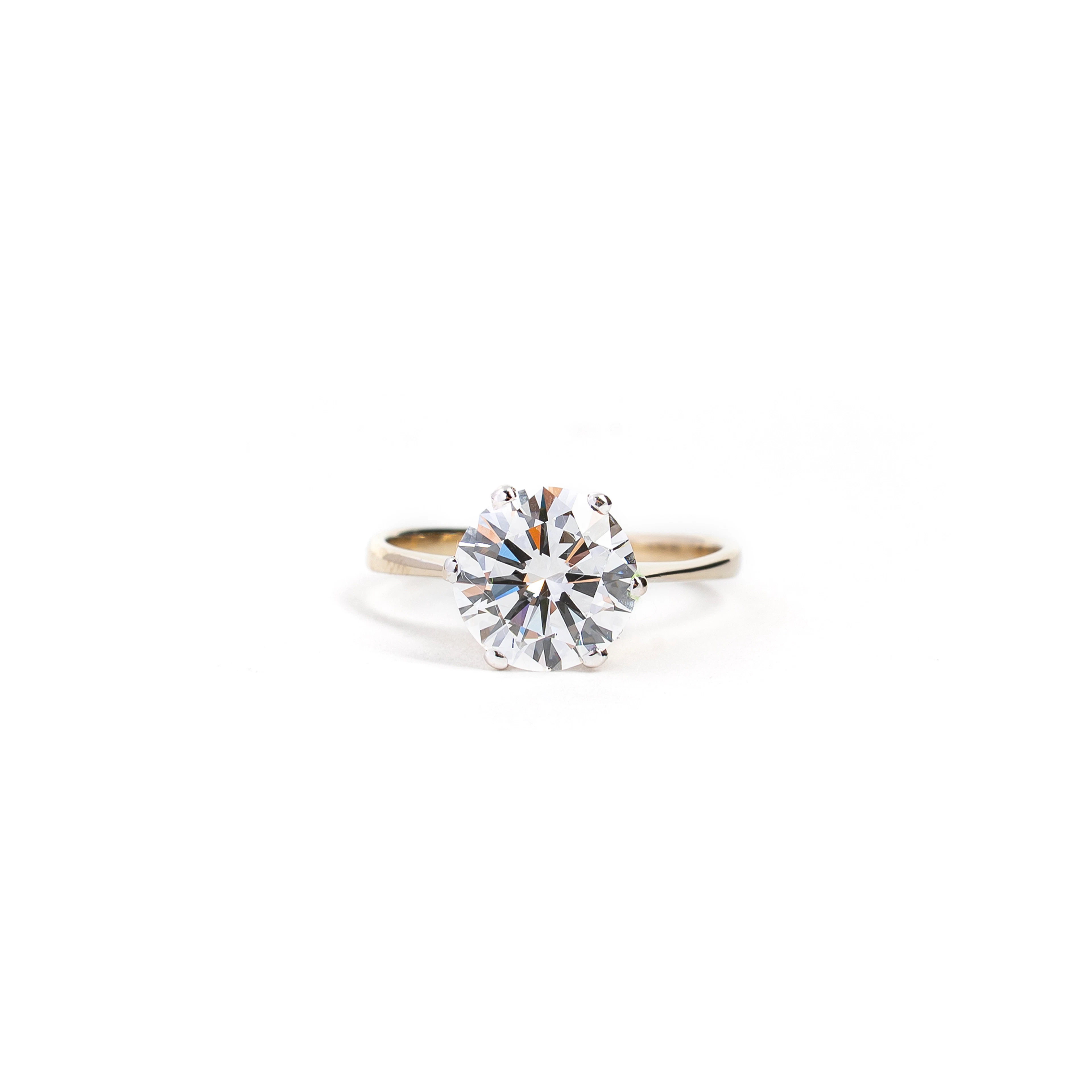 Anello solitario con Diamante. Oro bianco 18kt, diamante taglio brillante