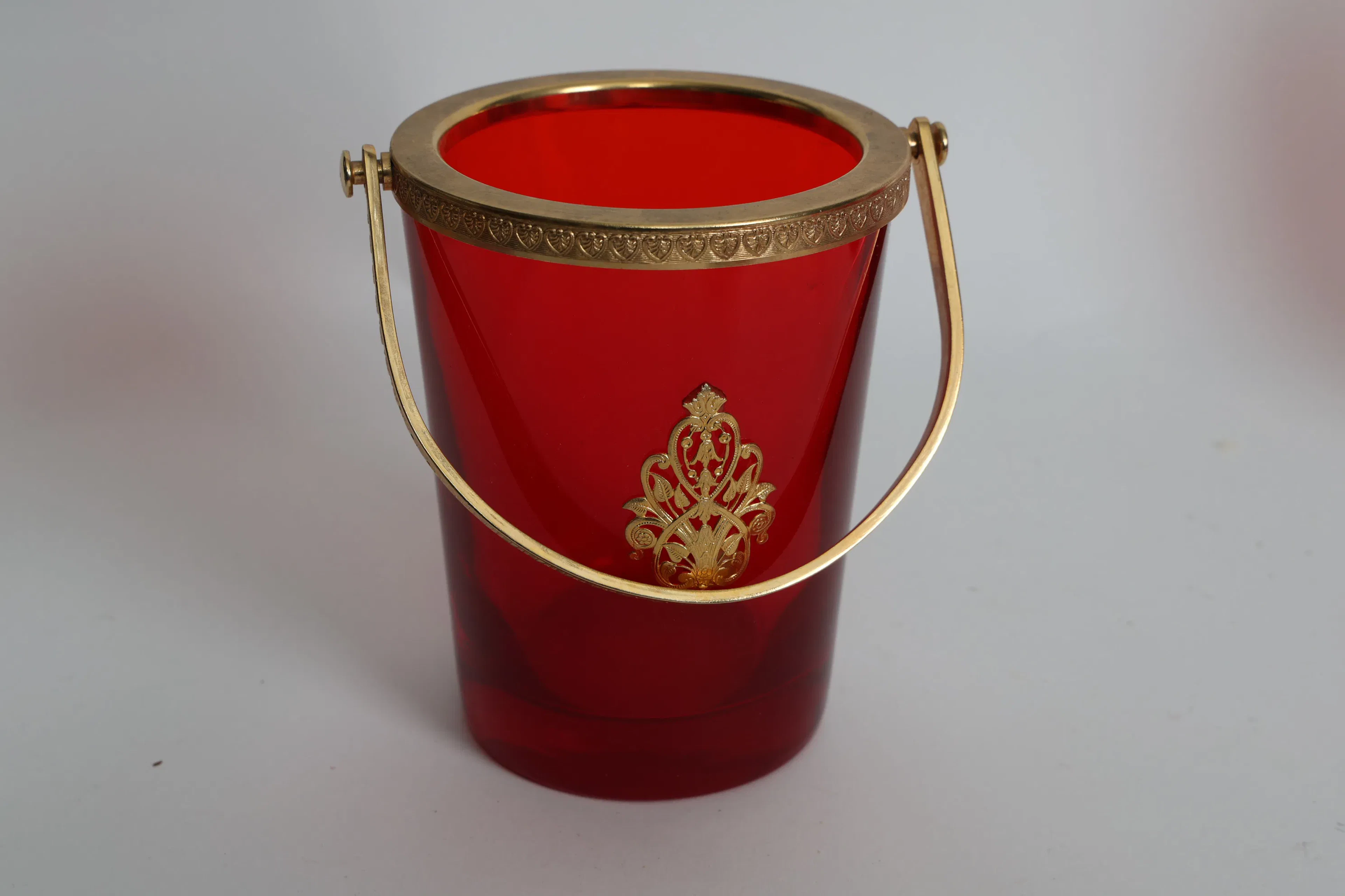 GLASFÖREMÅL, rött glas med guldfärgad dekor.