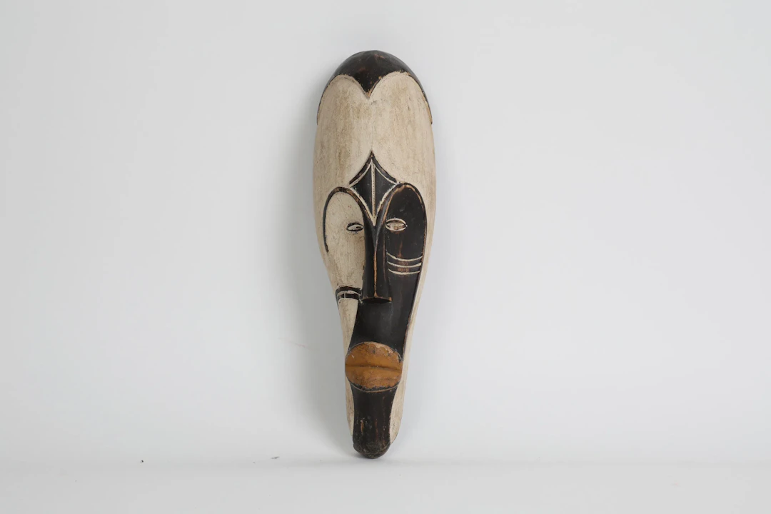 MASK, skuret och bemålat trä, Afrika, 1900-tal.