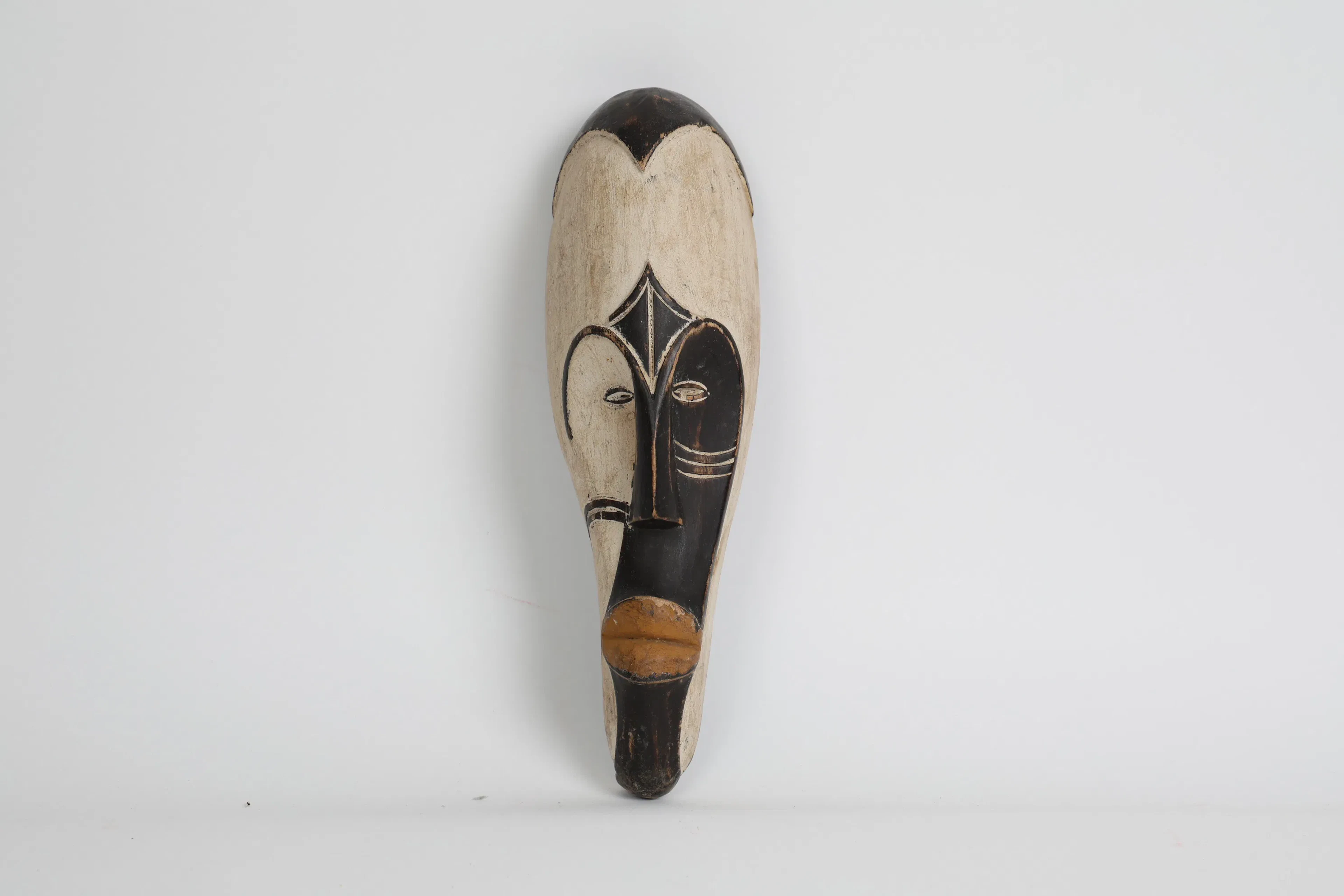 MASK, skuret och bemålat trä, Afrika, 1900-tal.
