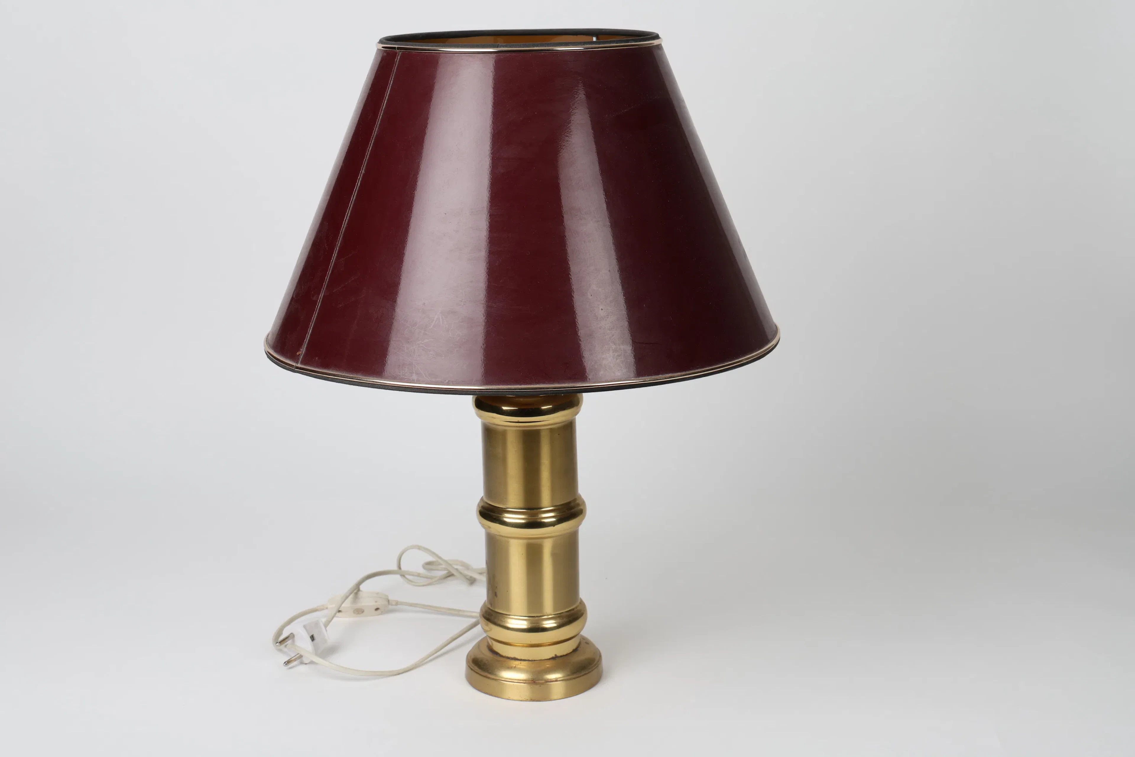 BORDSLAMPA, mässing med röd skärm, 1900-talets andra hälft.