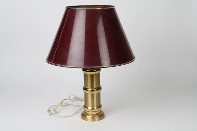 BORDSLAMPA, mässing med röd skärm, 1900-talets andra hälft.