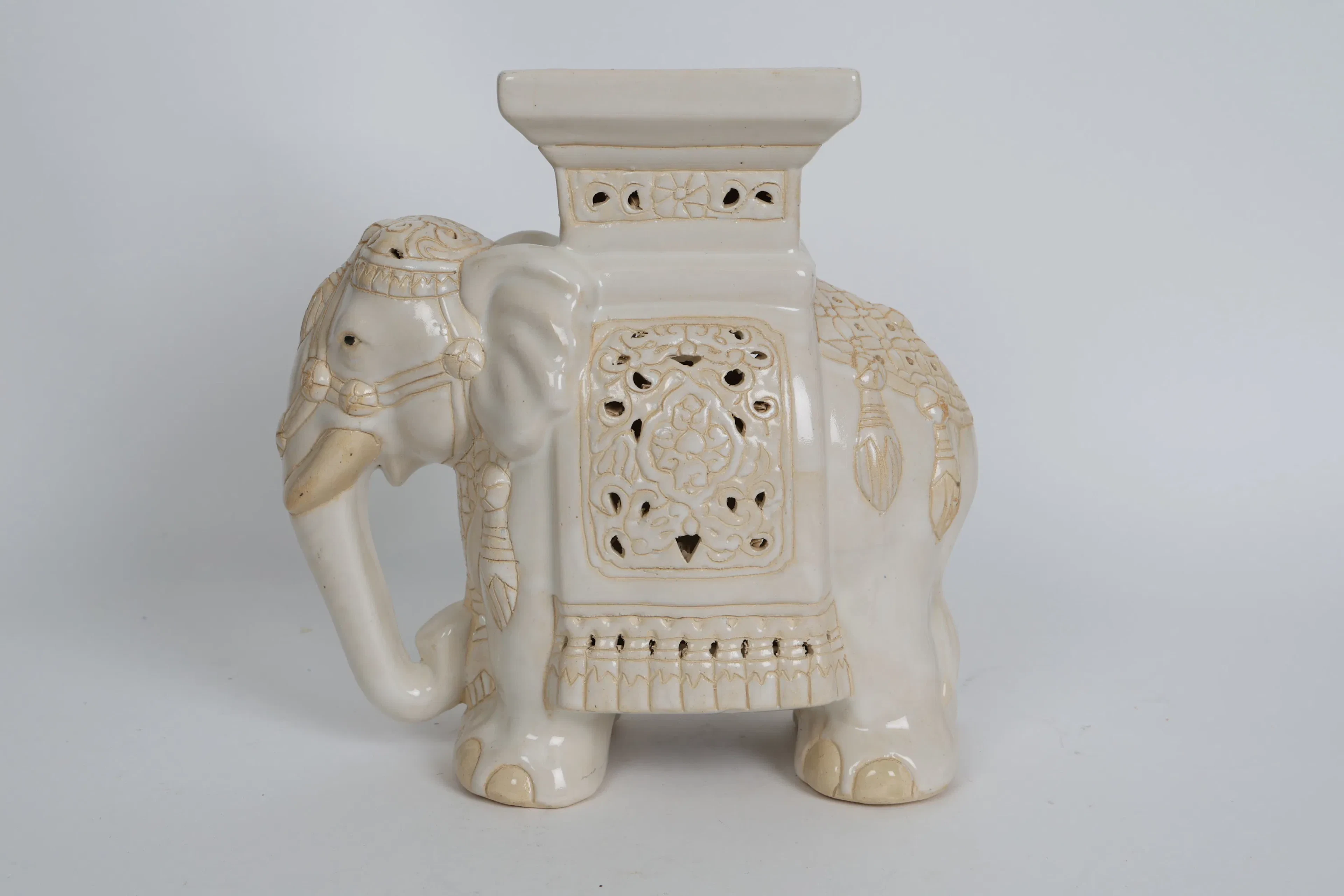 Piedestal, elefant i porslin.