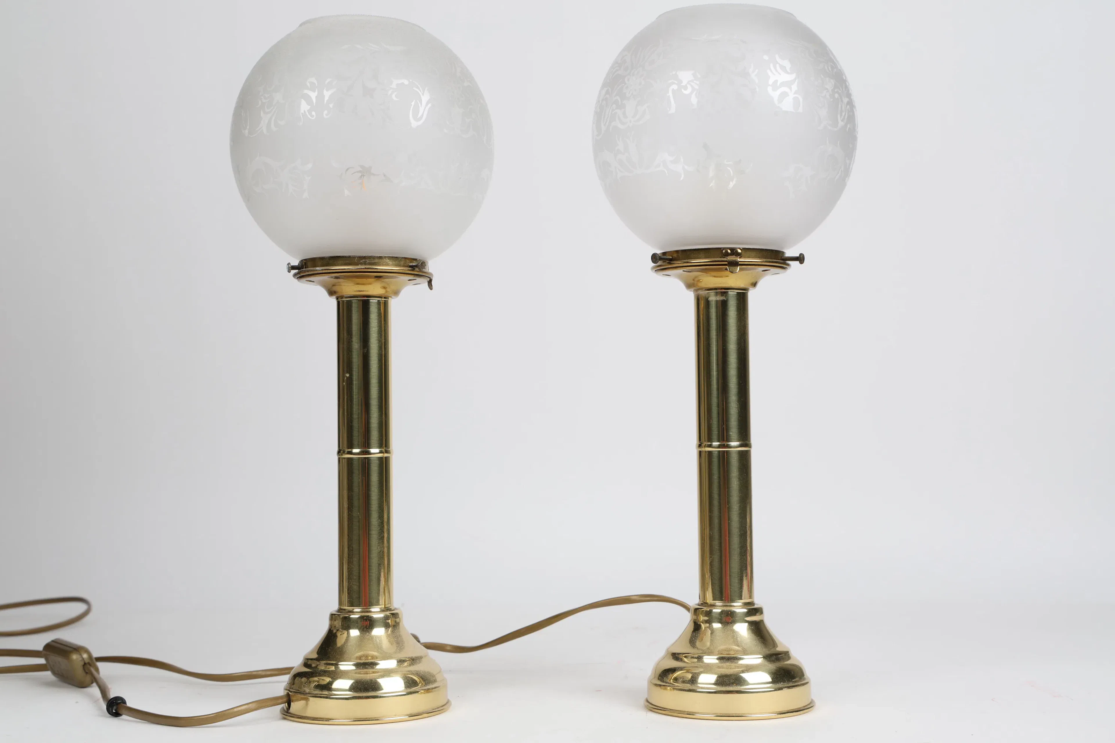 BORDSLAMPOR, ett par, mässing och glas, 1900-talets andra hälft.