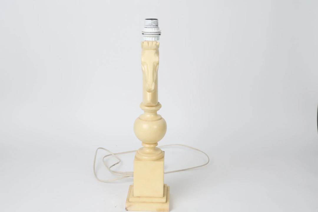BORDSLAMPA, Alabaster, 1900-talets andra hälft.