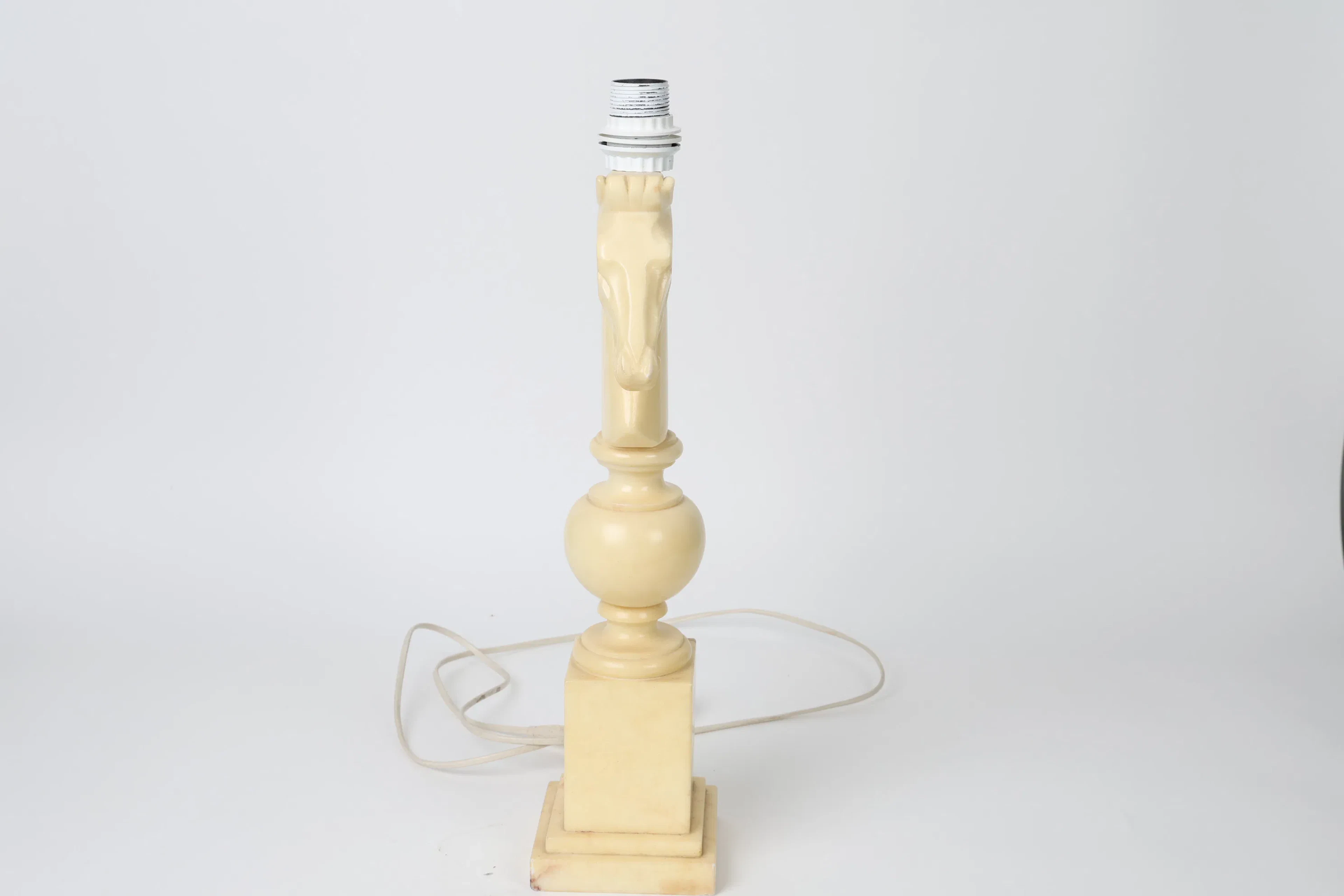 BORDSLAMPA, Alabaster, 1900-talets andra hälft.