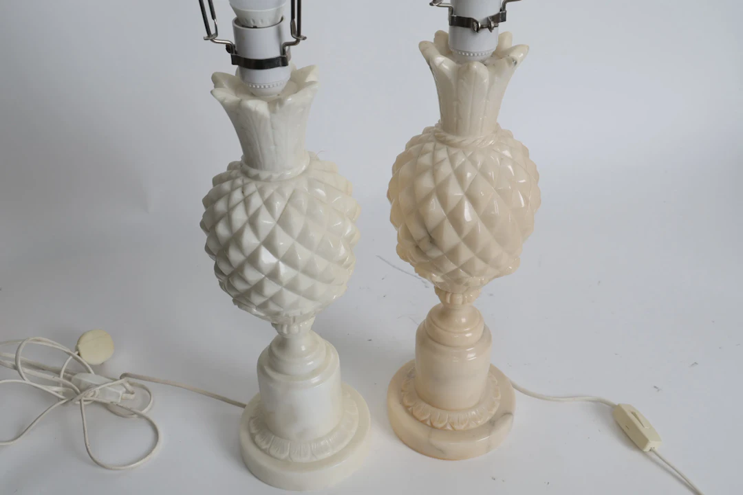 BORDSLAMPOR, ett par, alabaster Italien, 1950-tal.