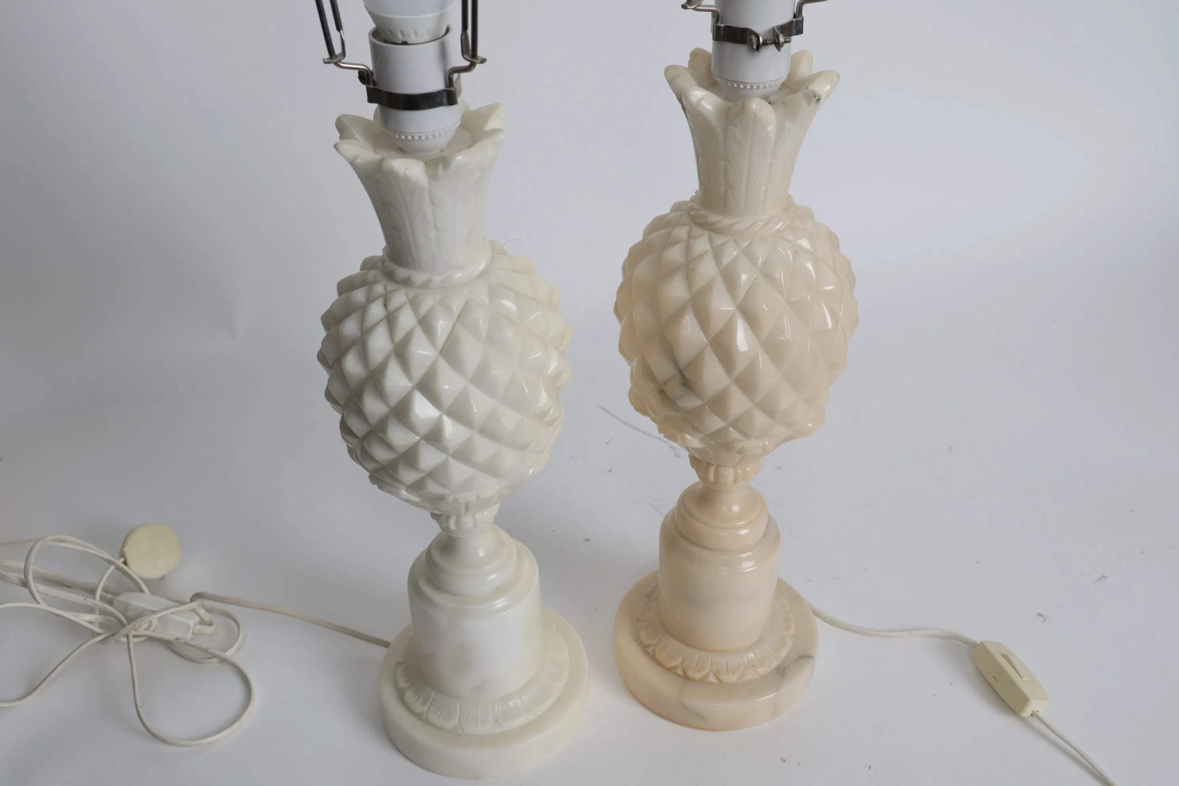 BORDSLAMPOR, ett par, alabaster Italien, 1950-tal.