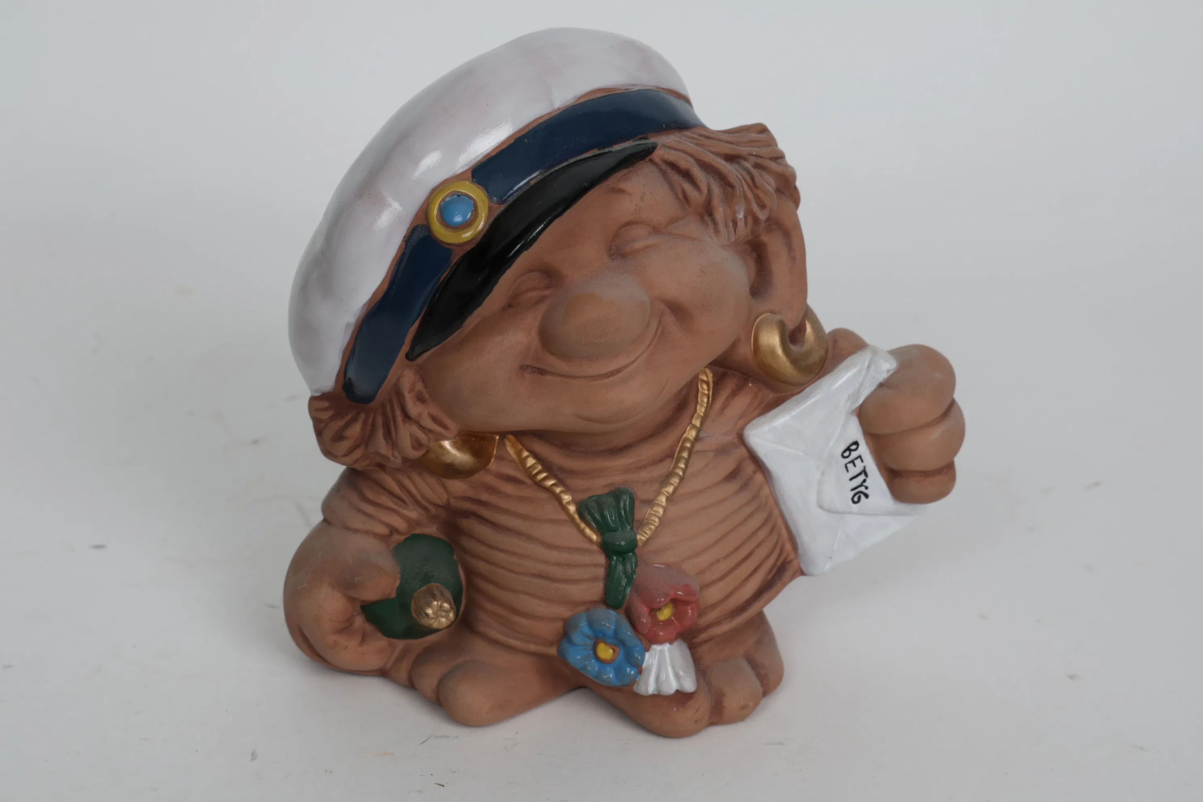 FIGURIN, med studentmössa