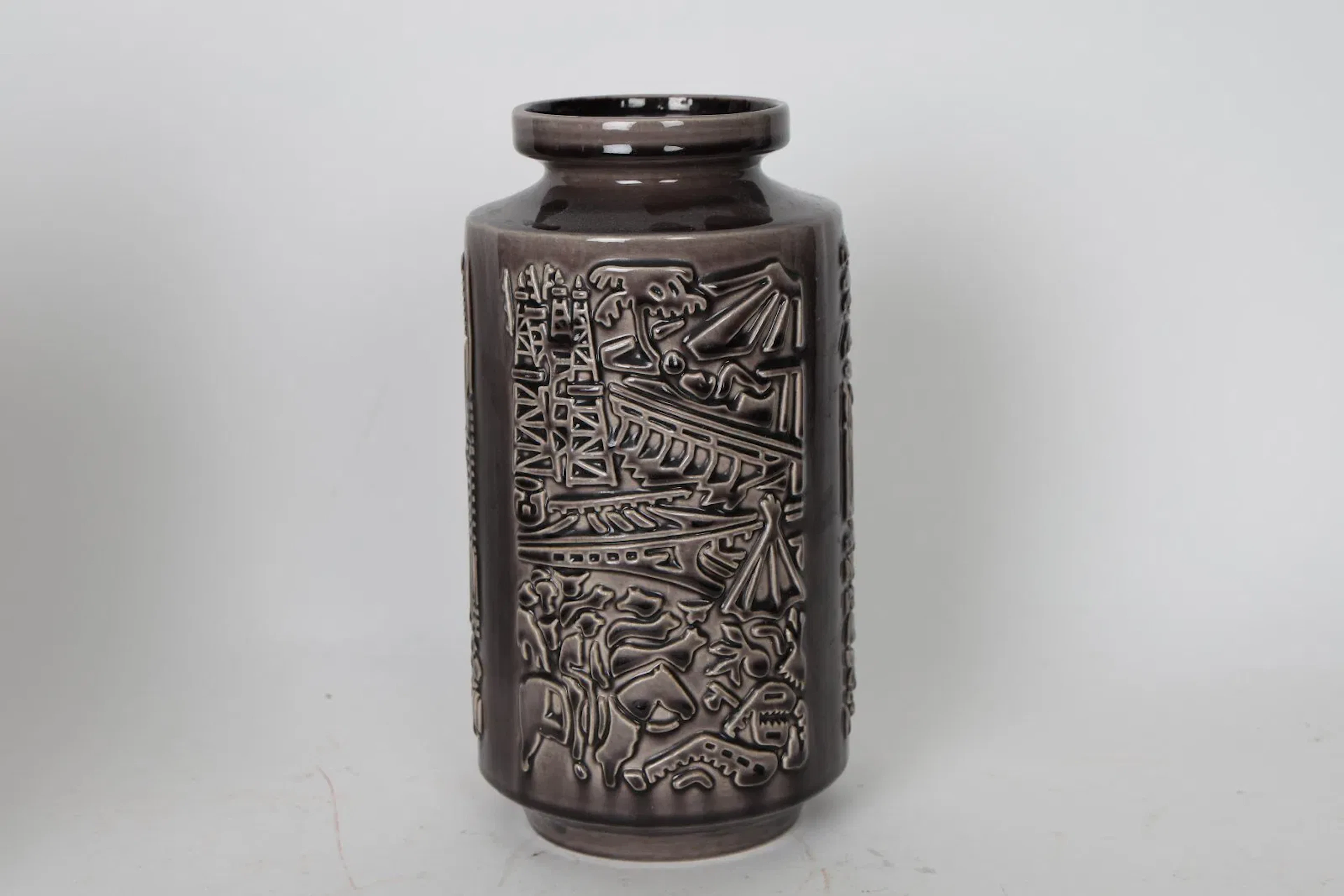VAS, glaserad keramik, reliefdekor, 1900-talets mitt.