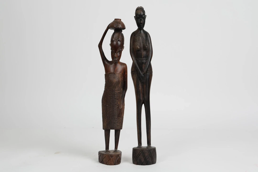 FIGURER, 2 st, skuret trä, Afrika, 1900-tal.