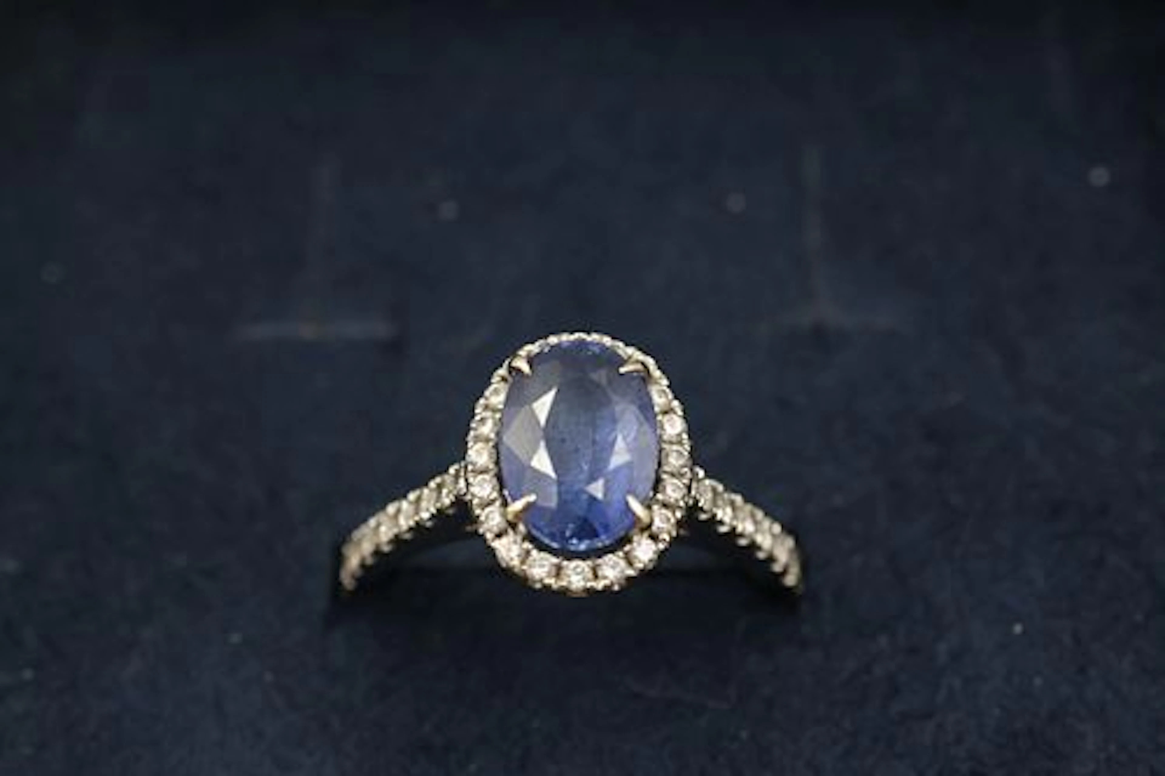 Diamond Design 18k Gold & Sapphire Ring 2.08 ct With appraisal