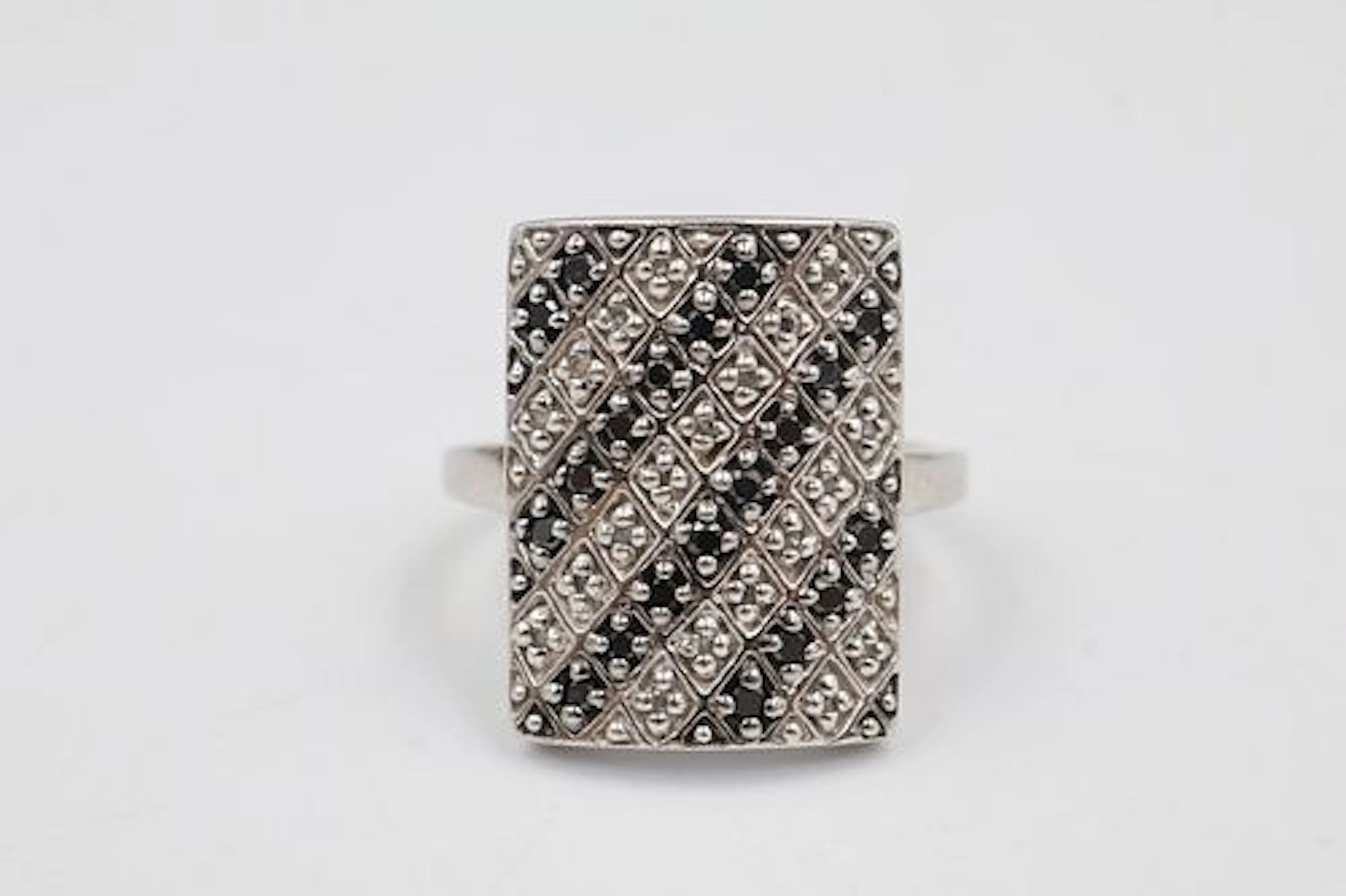 14k White & Black Diamond ring