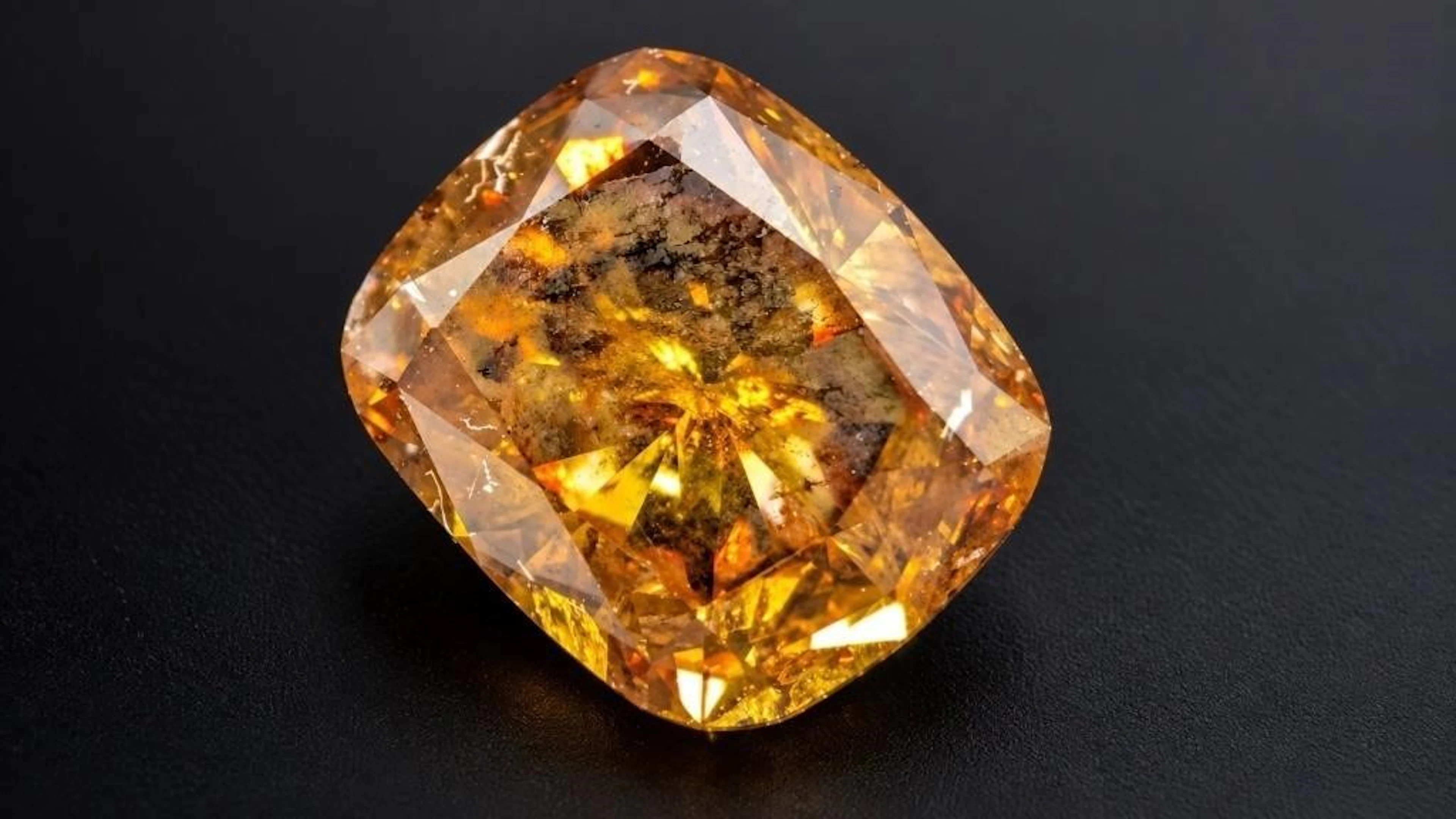 $5000, Natural fancy color diamond (0.86ct)gemston