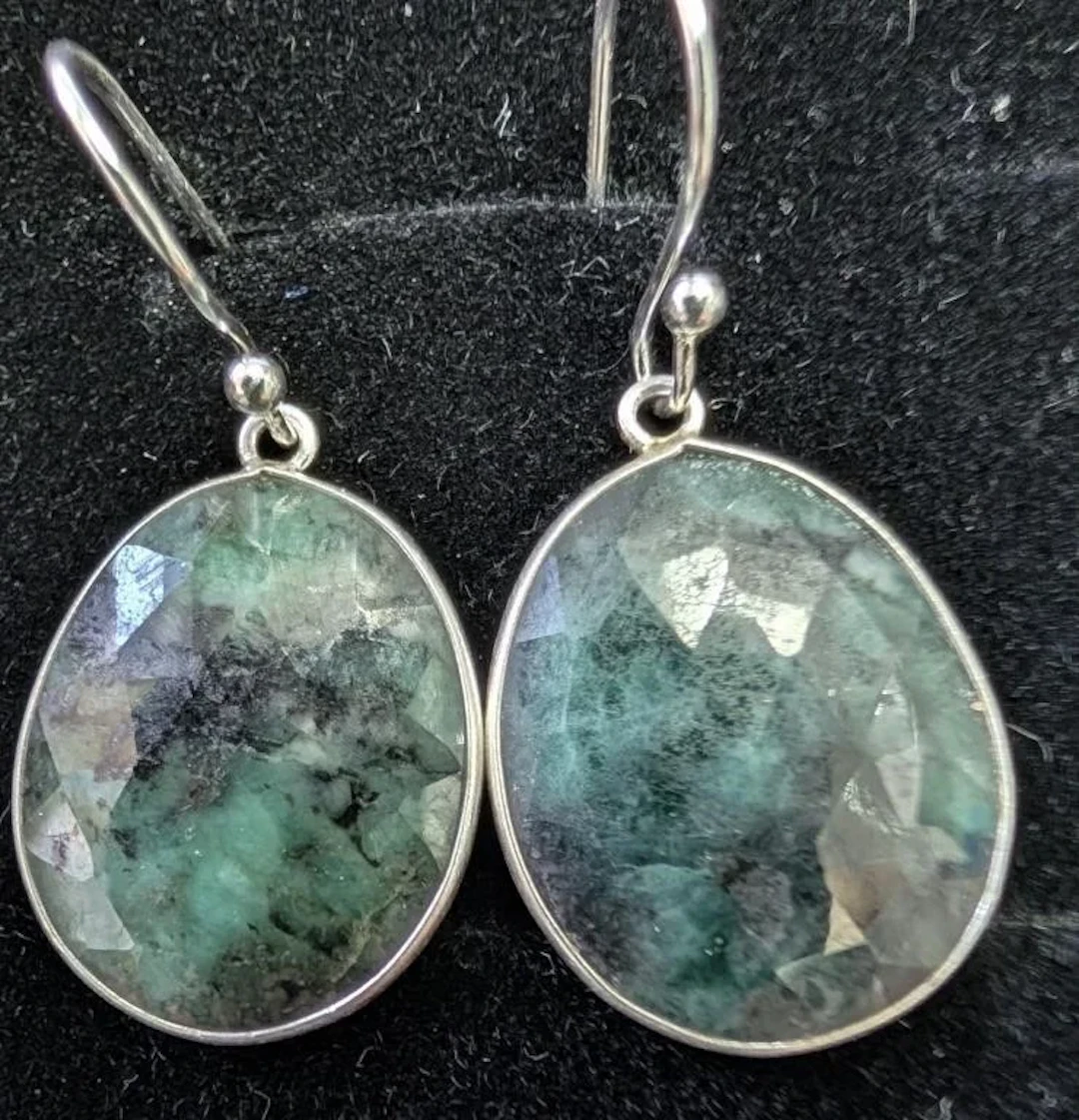 $260, silver(4.5g), emerald (8ct)earing, retail va