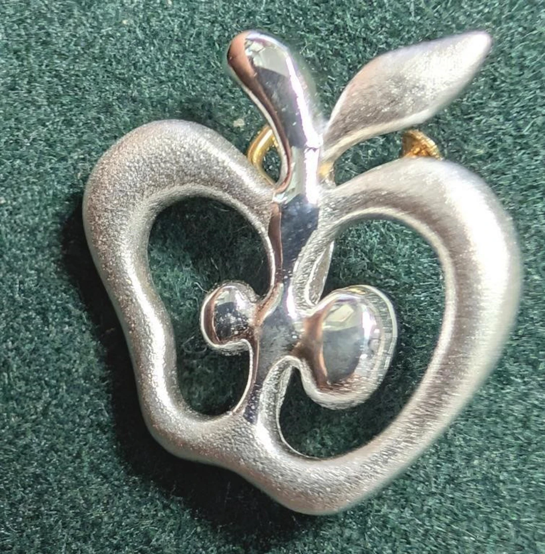 $80, silver(1.6g), pendant, retail value $80